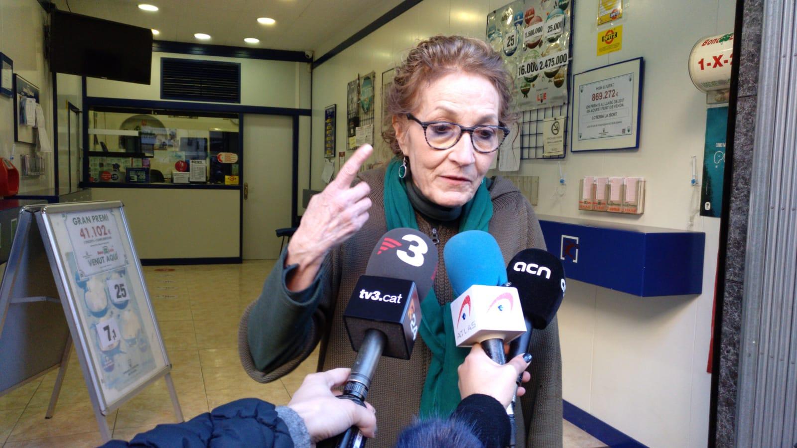 Maria Àngels Manzanares, la propietària de l'administració de loteria de la Travessera de Gràcia, a Barcelona, on s'ha venut el primer premi de la loteria del Nen / Meritxell M. Pauné
