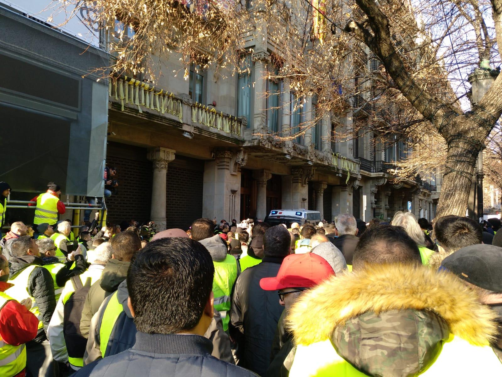 Els taxistes rodegen la seu d'Economia. | M. P.