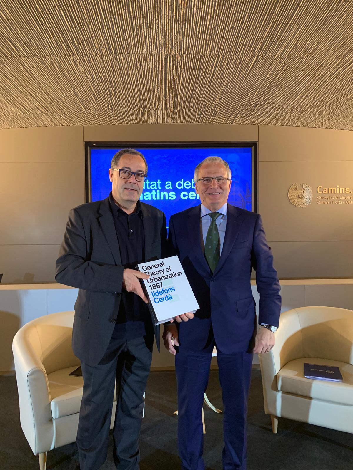 El president del Cercle d'Infraestructures, Pere Macías, entrega a Josep Bou (PP) un exemplar de la traducció anglesa de l'obra de Cerdà, impulsada per Vicent Guallart / Foto: Camins.cat El president del Cercle d'Infraestructures, Pere Macías, entrega a Josep Bou (PP) un exemplar de la traducció anglesa de l'obra de Cerdà, impulsada per Vicent Guallart / Foto: Camins.cat