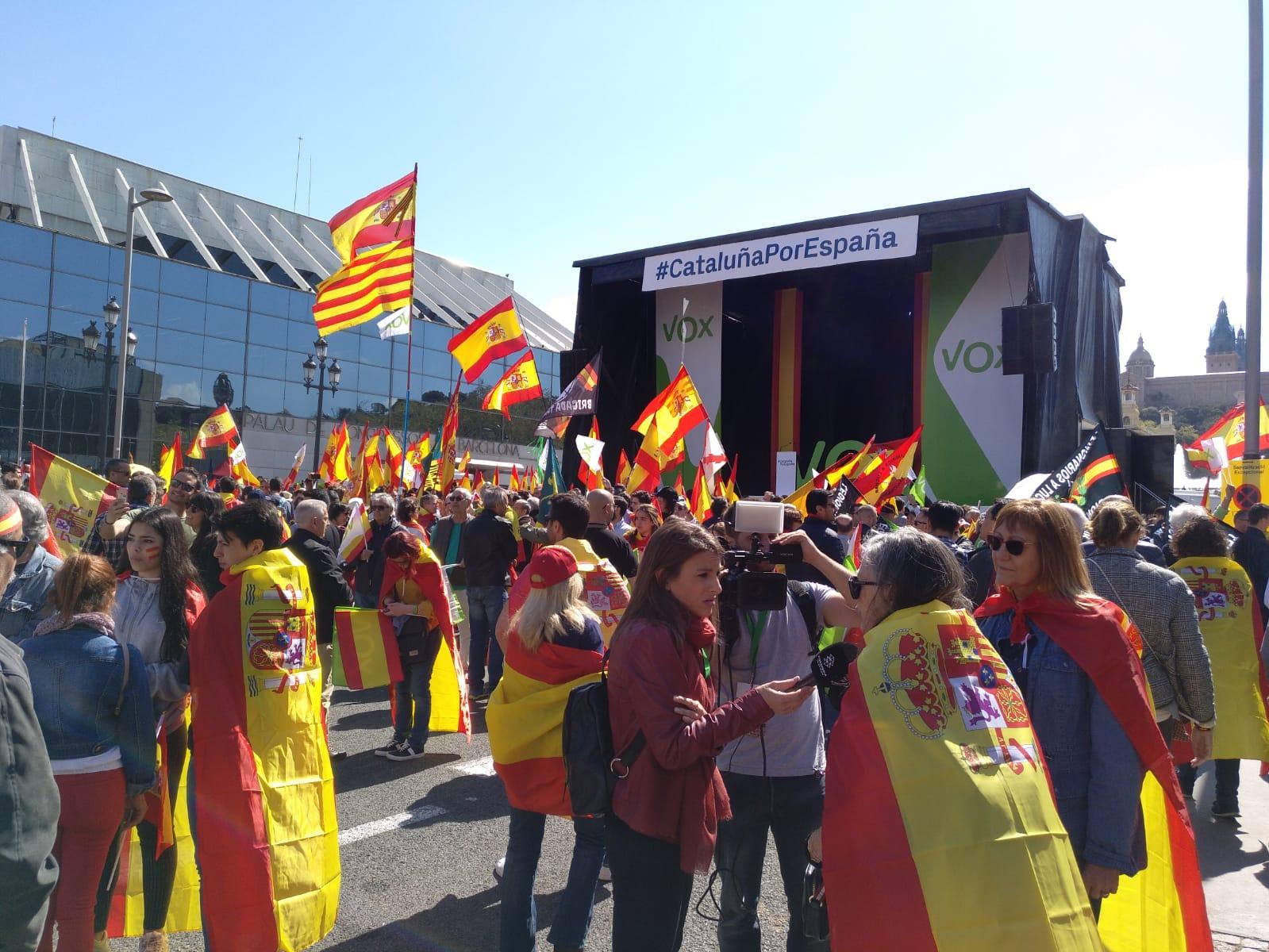 Partidaris de Vox esperant que comenci l'acte a l'avinguda Maria Cristina de Barcelona / M.M.P.