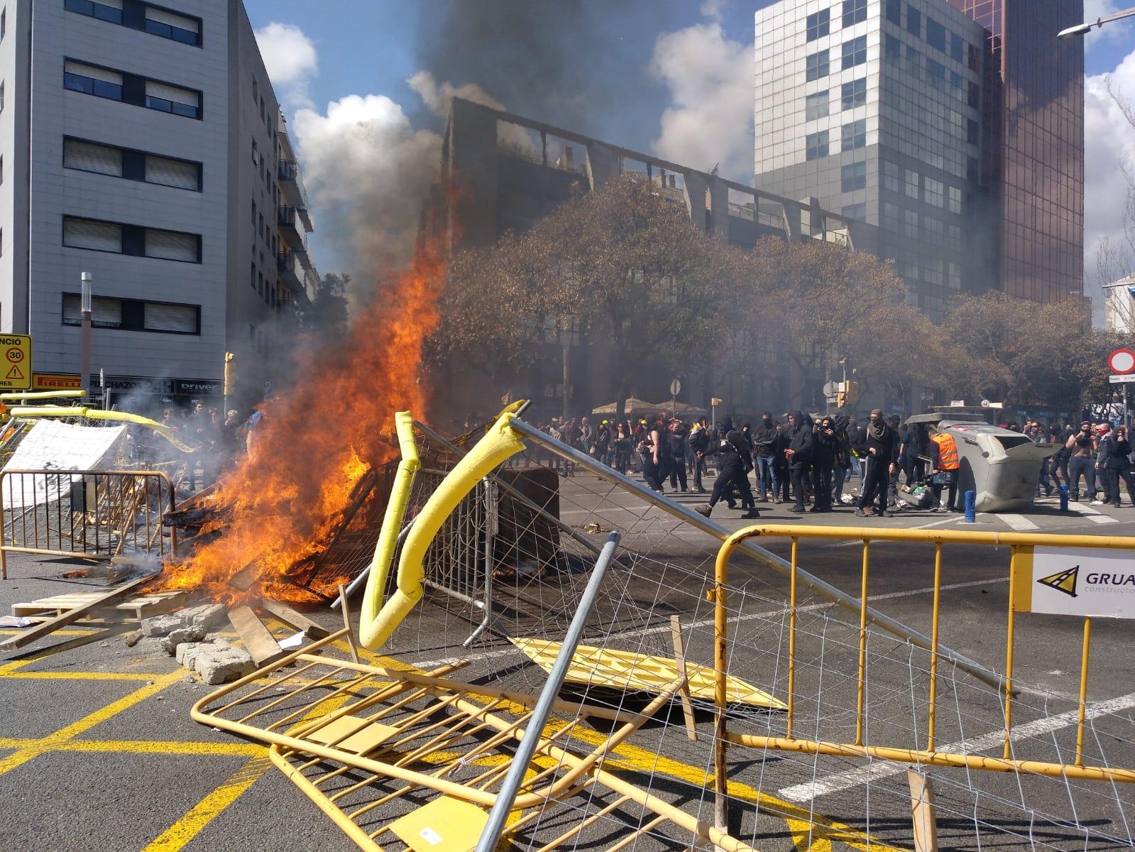Barricada de foc dels antifeixistes davant dels mossos que els impedeixen acostar-se a l'acte de Vox / M.M.P.