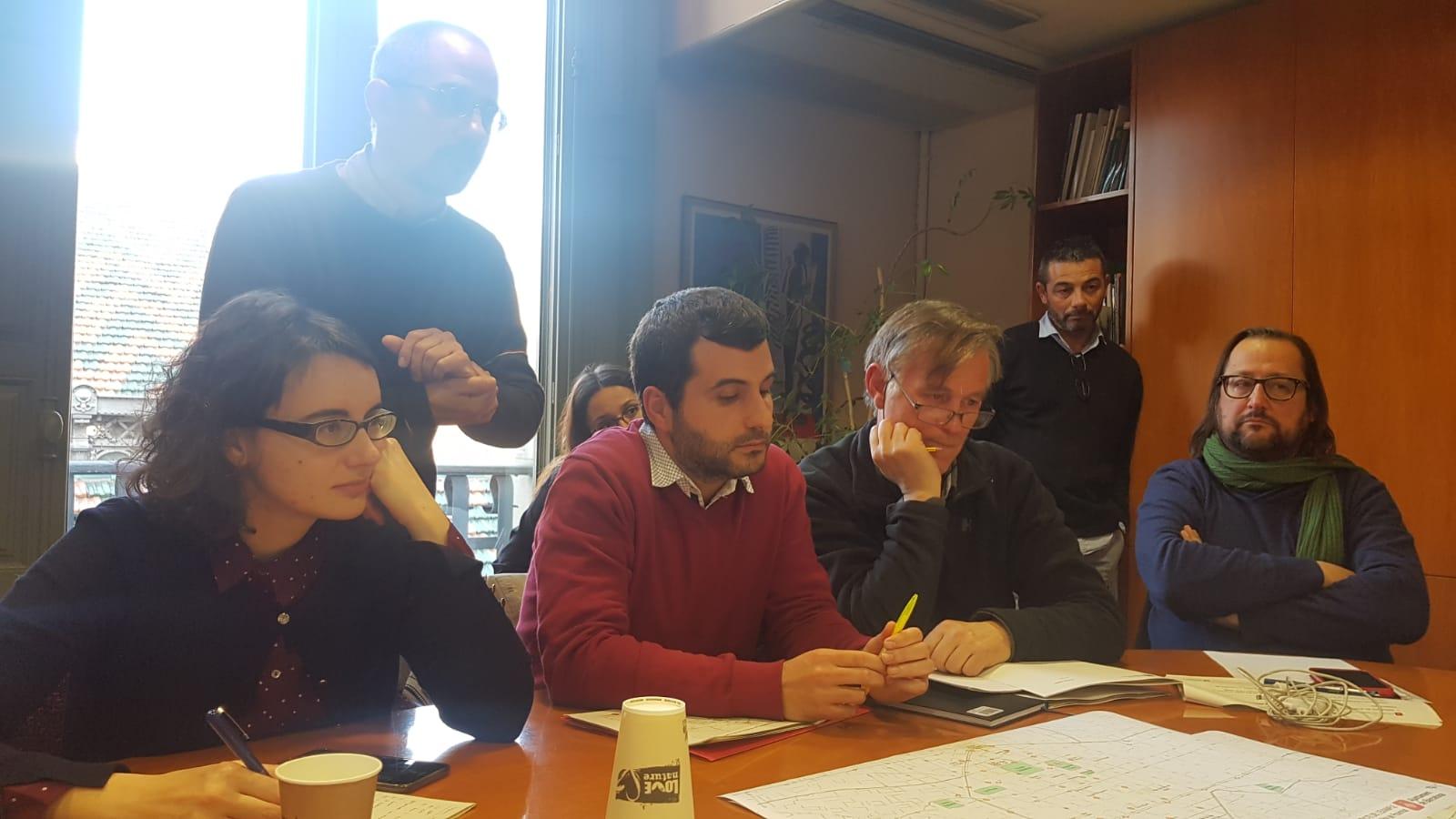 La regidora de Mobilitat, Mercedes Vidal, en una reunió amb Salvem el 41. | Cedida La regidora de Mobilitat, Mercedes Vidal, en una reunió amb Salvem el 41. | Cedida