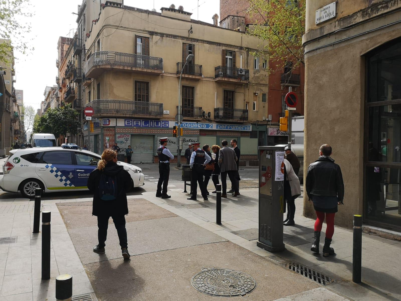 Mossos d'Esquadra parlant amb representants de l'Ajuntament mentre un grup de veïns i activistes bloquegen l'accés a la Casa Àfrica per impedir que sigui desallotjada / D.C.