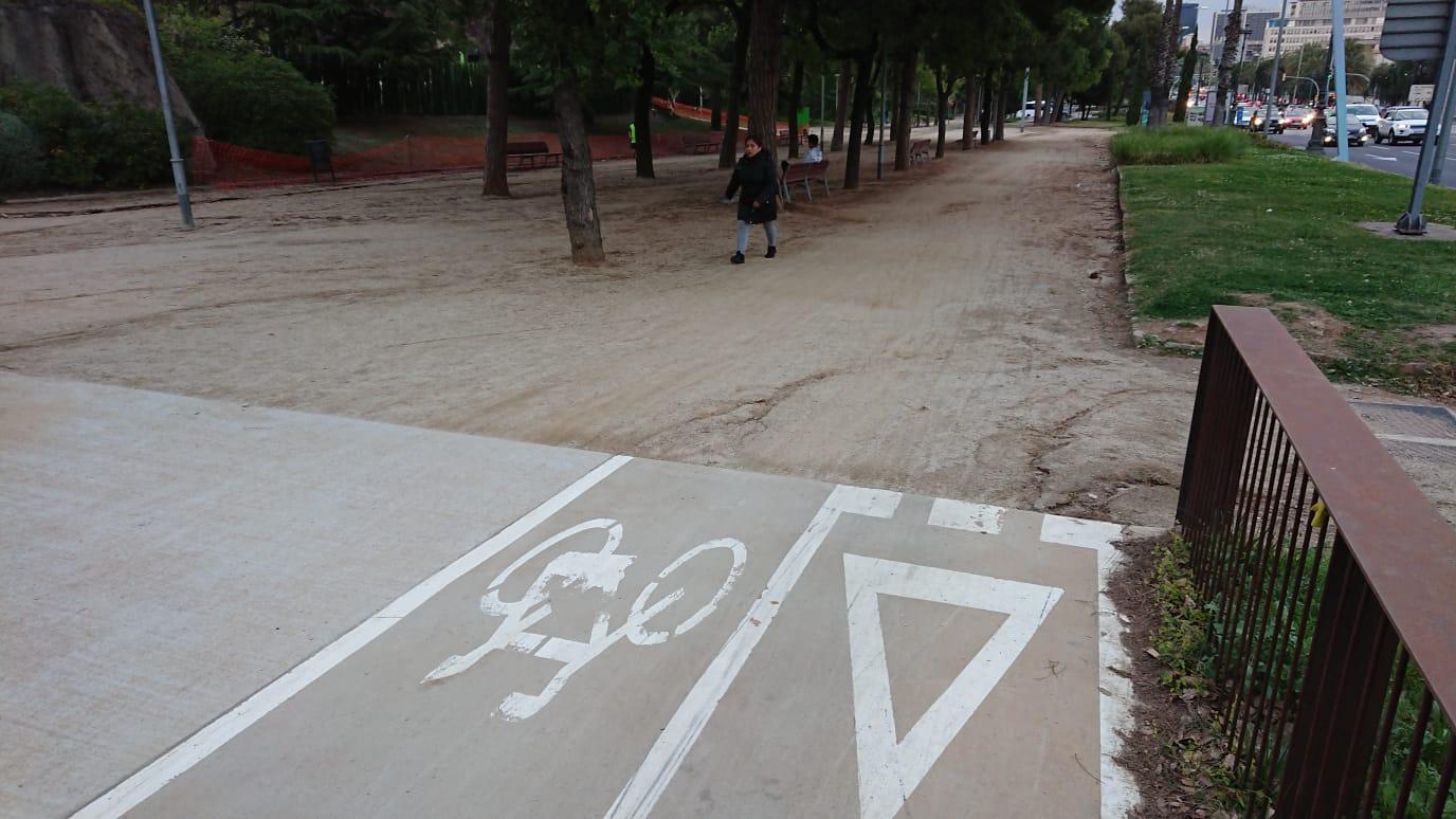 A l'entrada a Barcelona l'asfalt acaba i comença un sorral pel qual han de passar les bicis. 18-4-2019 | Adrià Lizanda