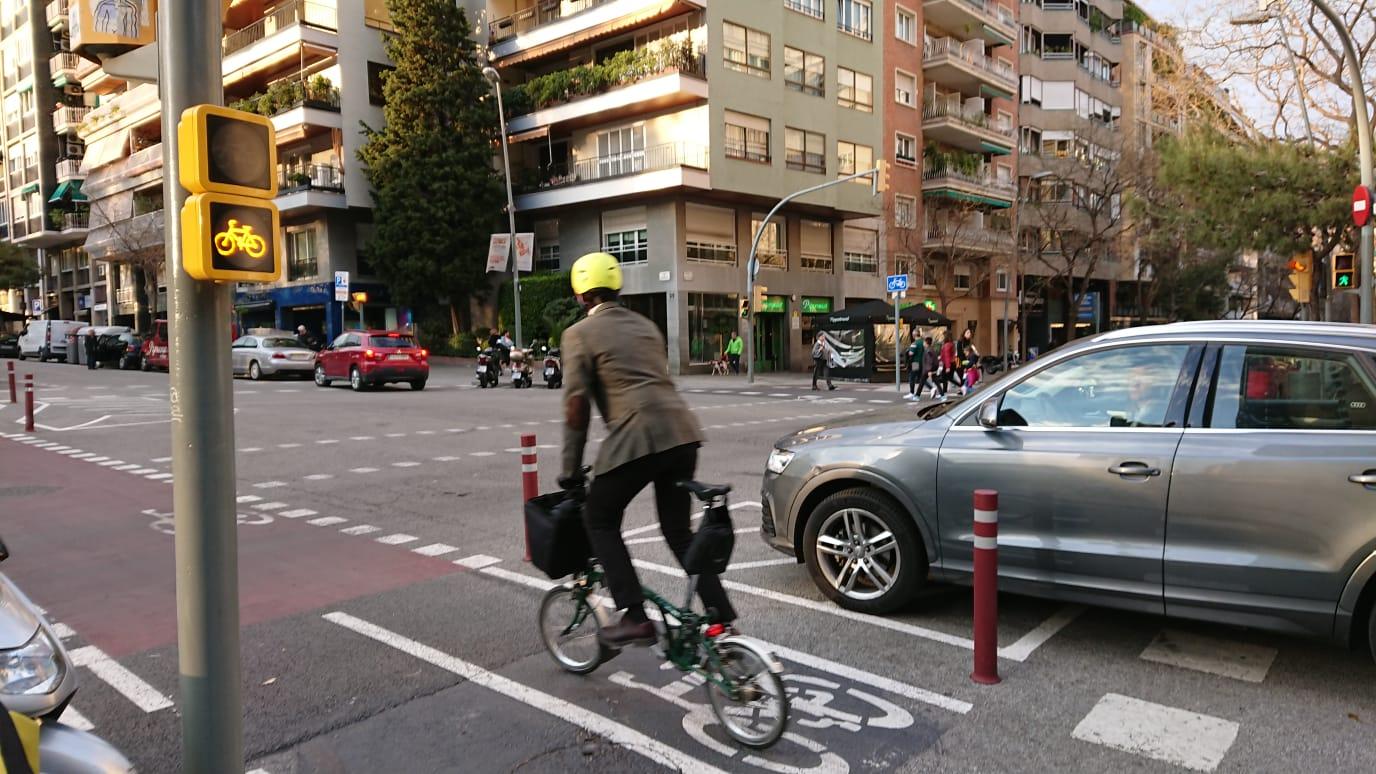 Un ciclista passa el semàfor mentre està en groc. | Adrià Lizanda