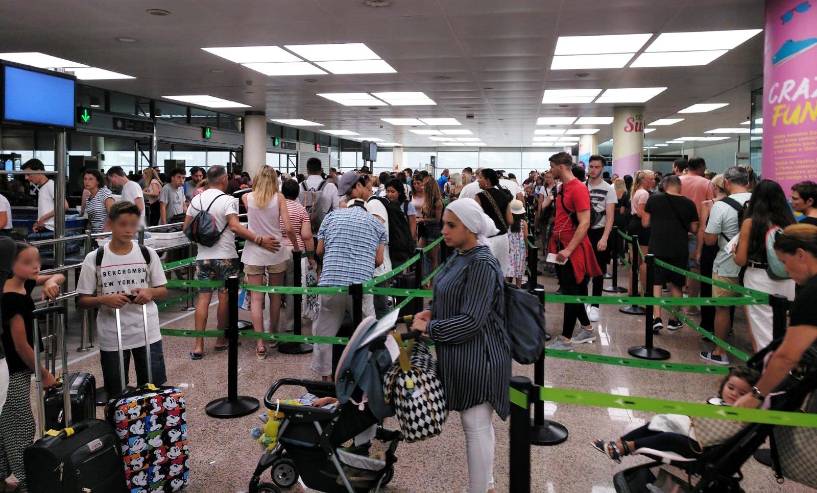 Cues al control de seguretat a la T2 de l'aeroport d'El Prat aquest migdia / TOT Barcelona