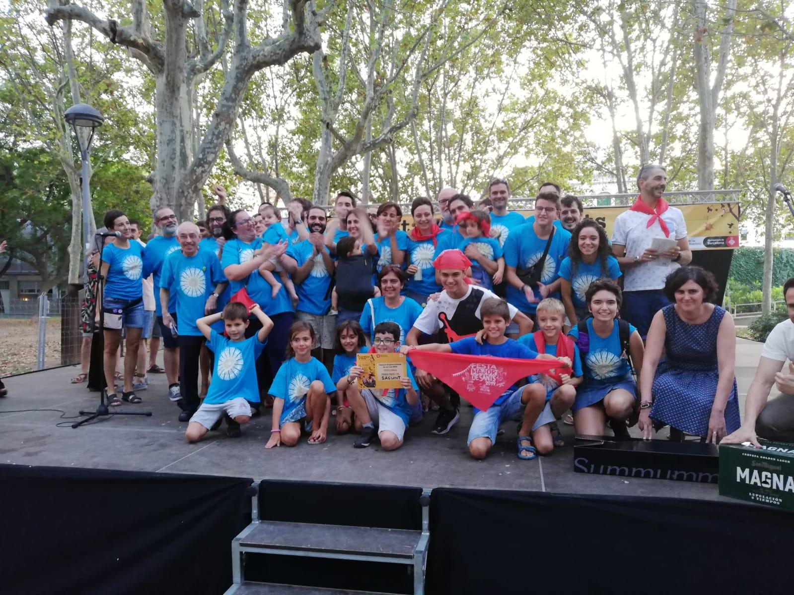 Veïns del carrer Sagunt celebrant el primer premi al concurs de guarnits / X.F. Veïns del carrer Sagunt celebrant el primer premi al concurs de guarnits / X.F.