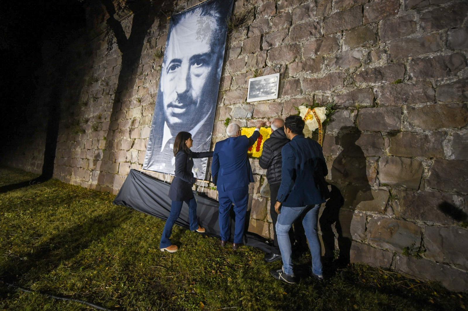 Ernest Maragall, al fossar de la Pedrera, al castell de Montjuïc, on hi ha les restes de Lluís Companys, el dia del 79è aniversari de la seva execució | ERC