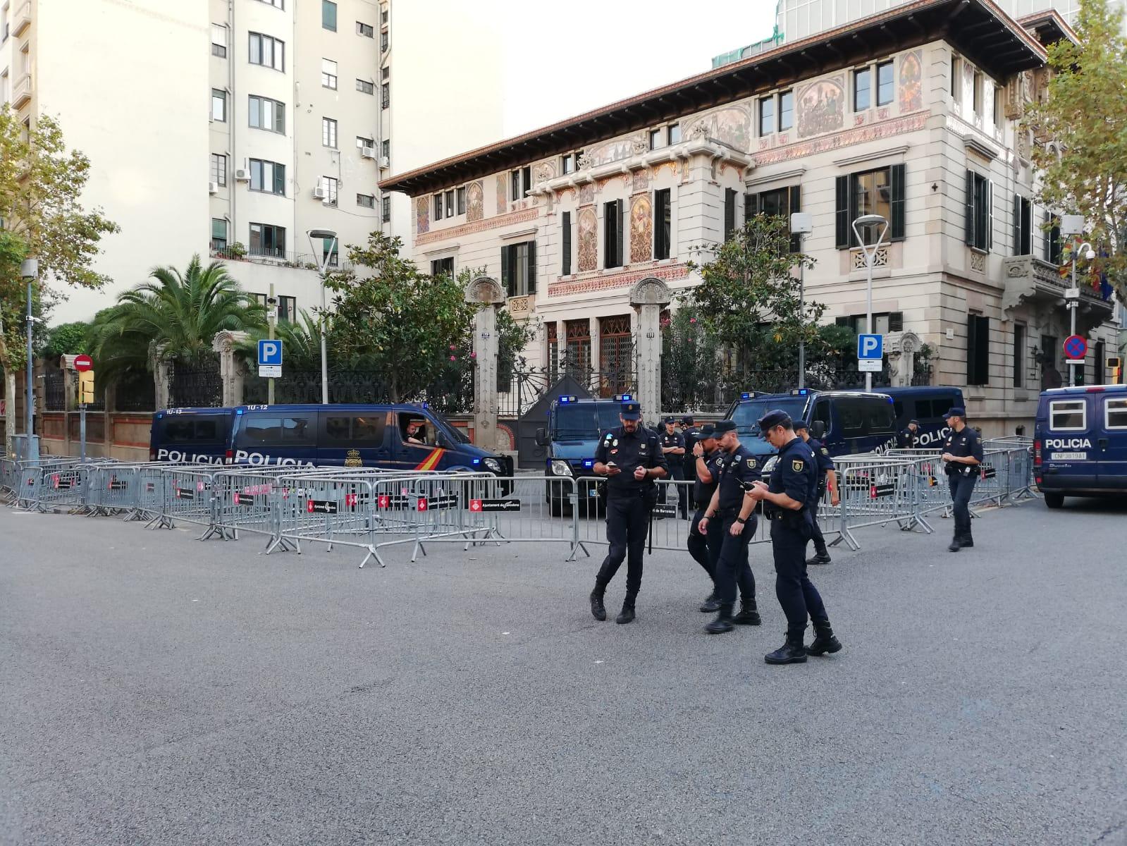 Agents de la Policia Nacional custodien Delegació del govern espanyol hores abans de la protesta / X.F.