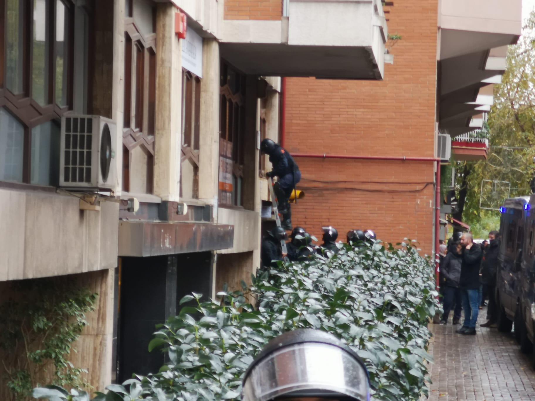 Antiavalots dels Mossos entren a l'edifici de Travessera per una finestra del principal / D.C.