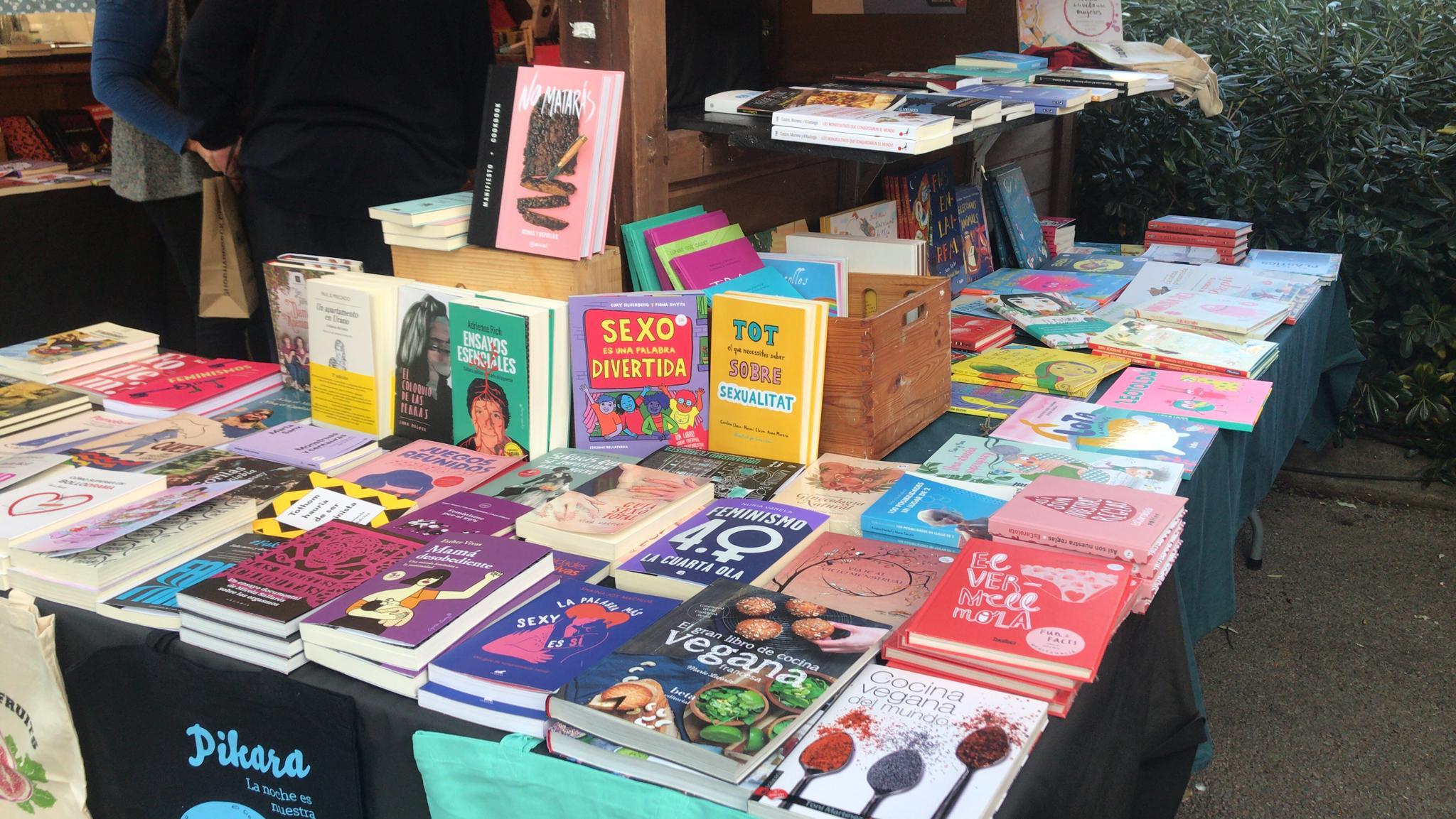 Llibres sobre la menstruaci&oacute; a la fira de Nadal de pla&ccedil;a Catalunya, criticada pel PP / Zaida Torregrosa