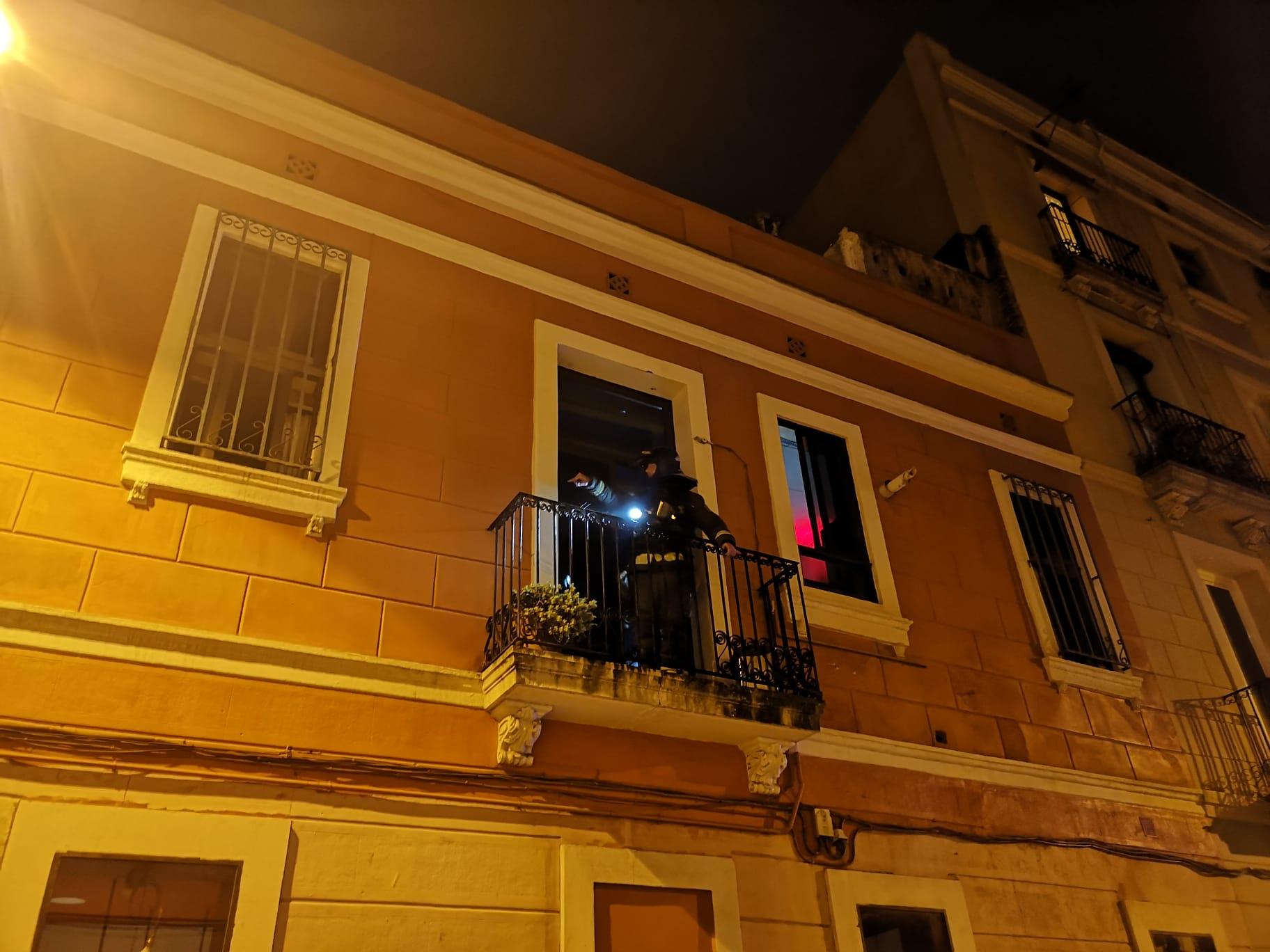 Un bomber a l'interior de l'immbole afectat / Cedida Un bomber a l'interior de l'immbole afectat / Cedida