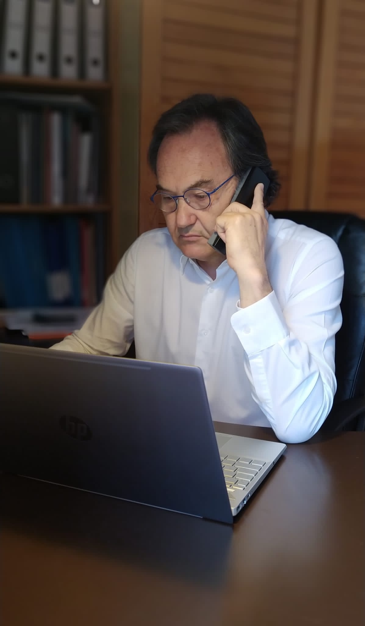 Carles Villanueva atén una trucada del Telèfon de l'Esperança / Cedida Carles Villanueva atén una trucada del Telèfon de l'Esperança / Cedida