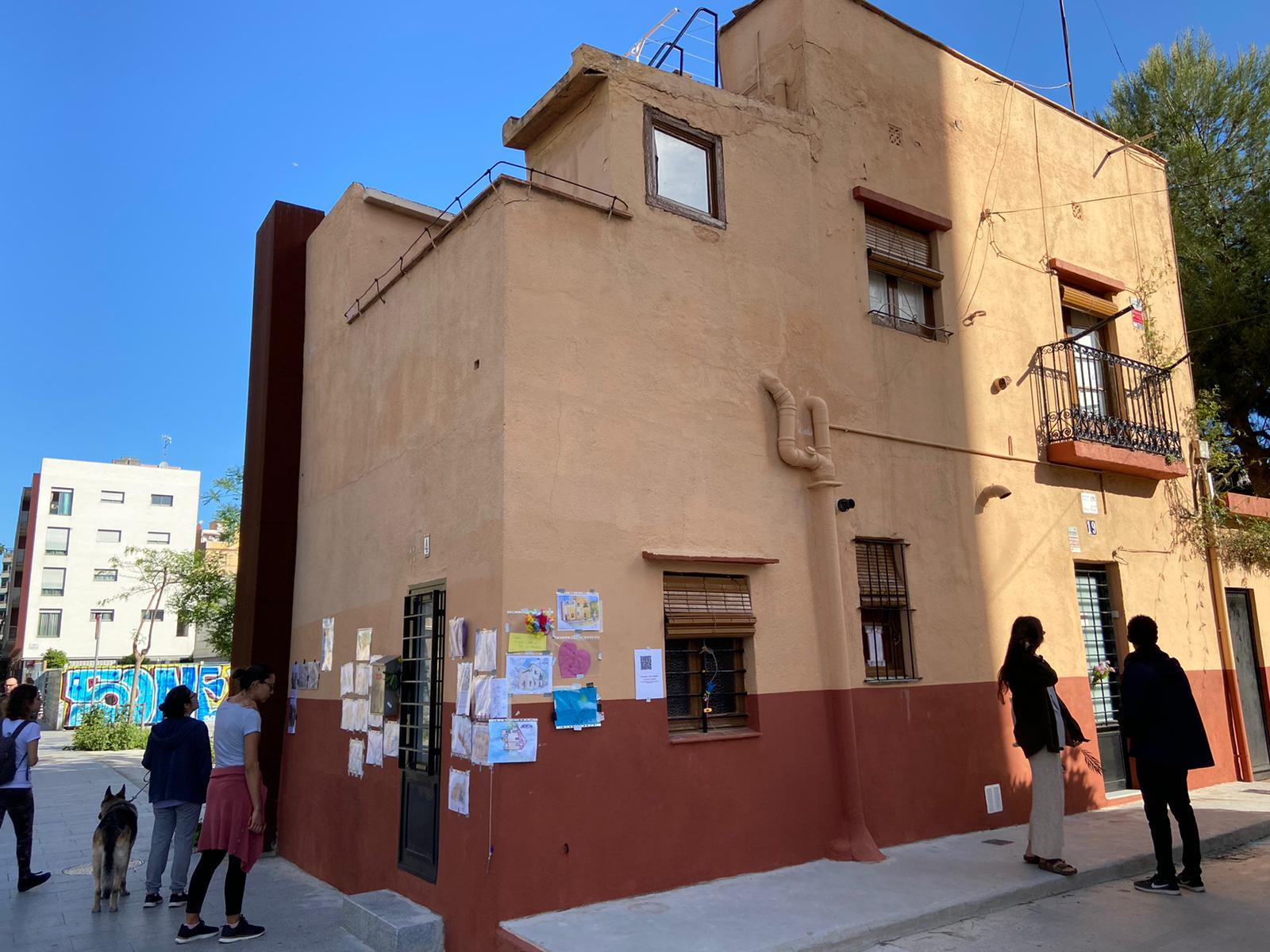 Homenatge veïnal espontani a la caseta de l'Assumpta, al final de la Rambla del Poblenou / Nerea Rodríguez