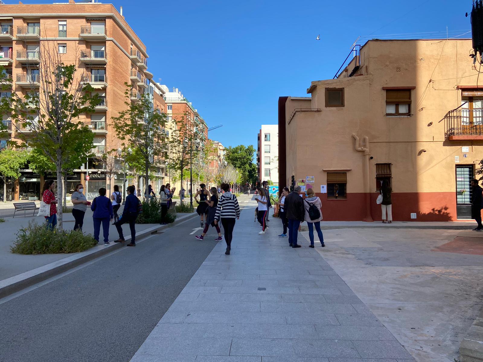 Veïns davant la caseta de l'Assumpta, al final de la Rambla del Poblenou, aquest dissabte / Nerea Rodríguez