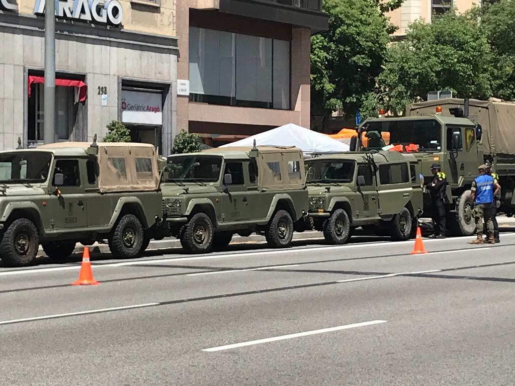 Militars davant del geriàtric Aragó, aquest dissabte / Salvador Cot