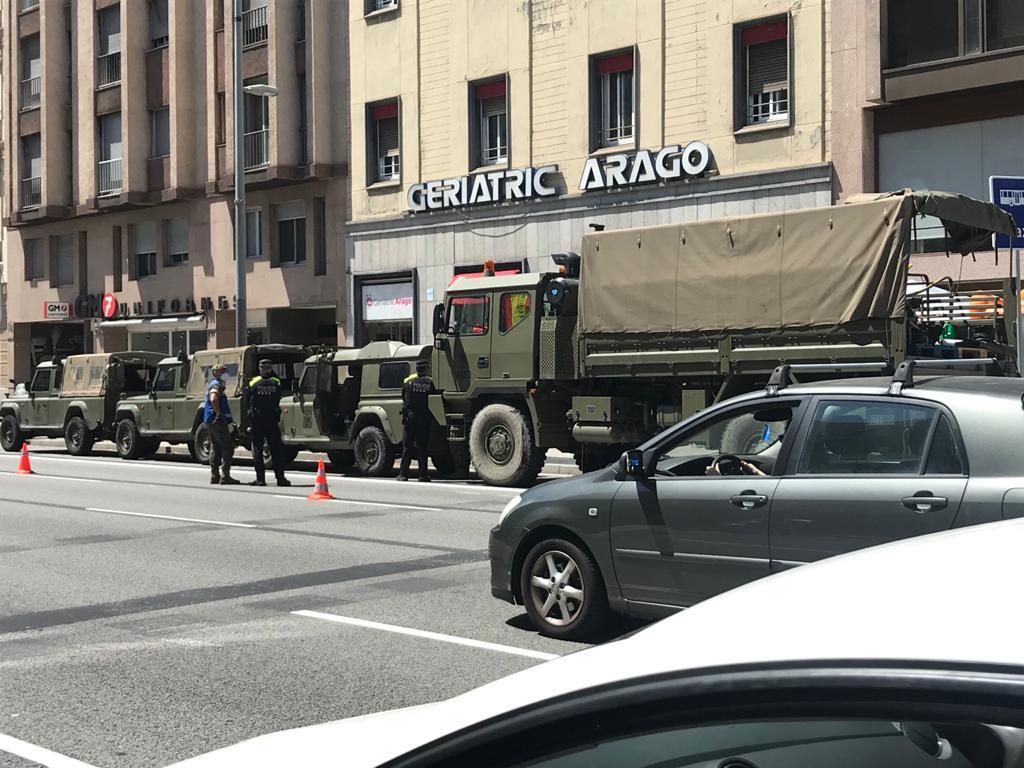 Militars davant del geriàtric Aragó, aquest dissabte / Salvador Cot