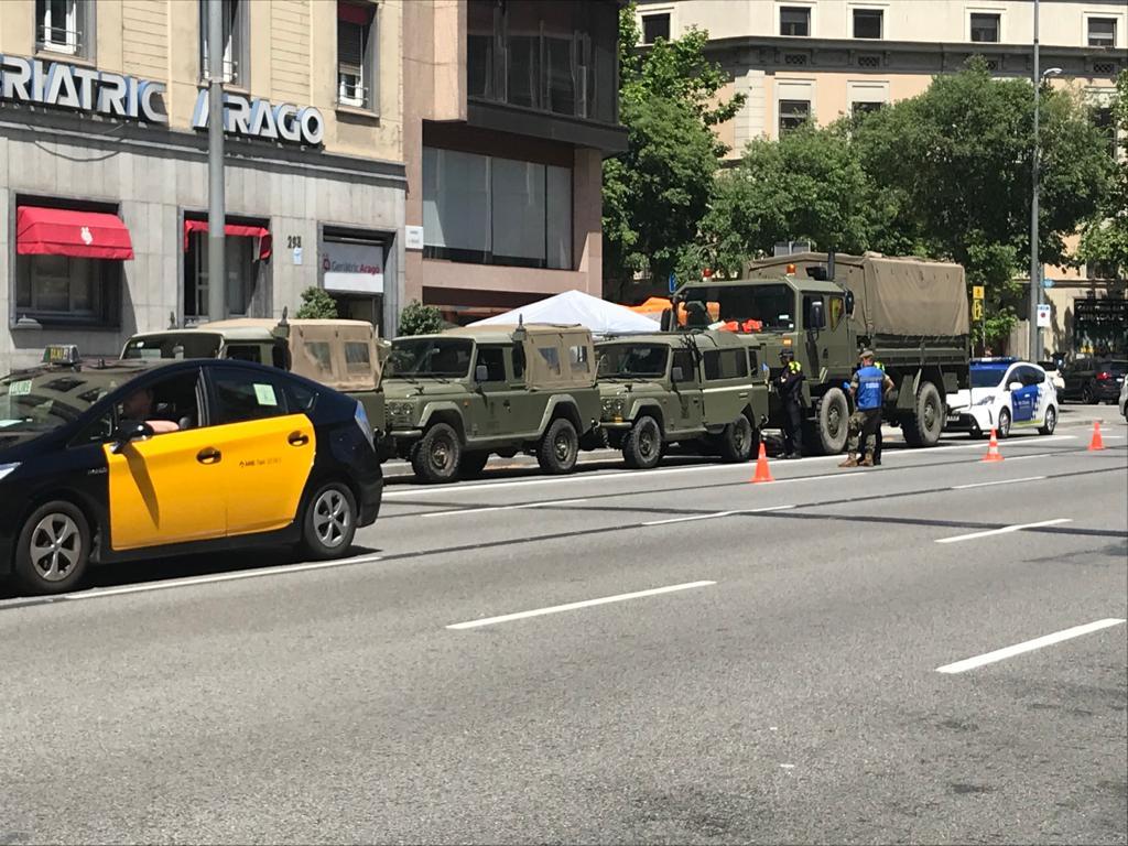 Militars davant del geriàtric Aragó, aquest dissabte al matí / Salvador Cot