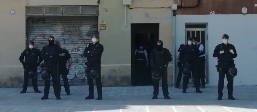 Agents antiavalots dels Mossos desallotjant una família / Cedida