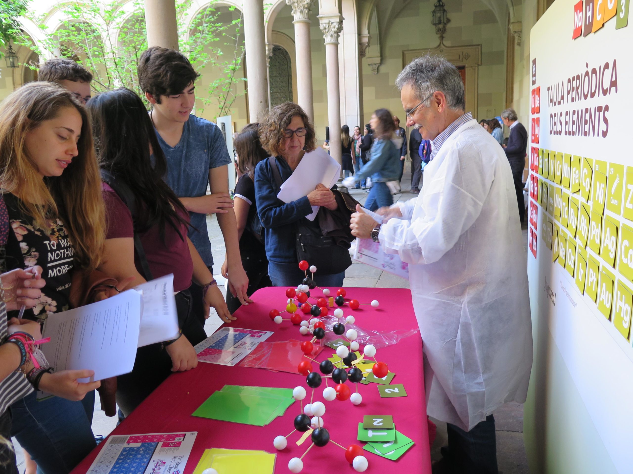El taller sobre la taula periòdica de la Festa de la Ciència de la UB del 2018 / UB El taller sobre la taula periòdica de la Festa de la Ciència de la UB del 2018 / UB