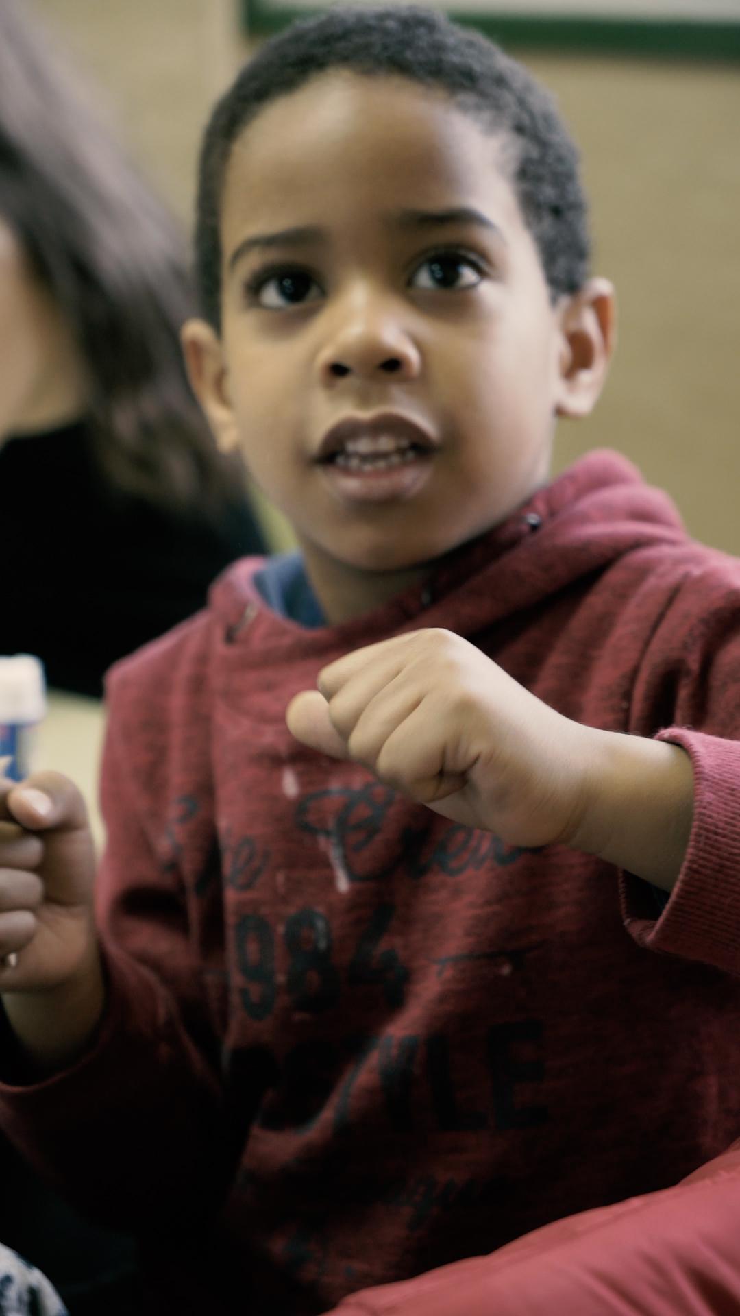 Nens en una escola de primària, per al projecte Alma de l'Obra Social 