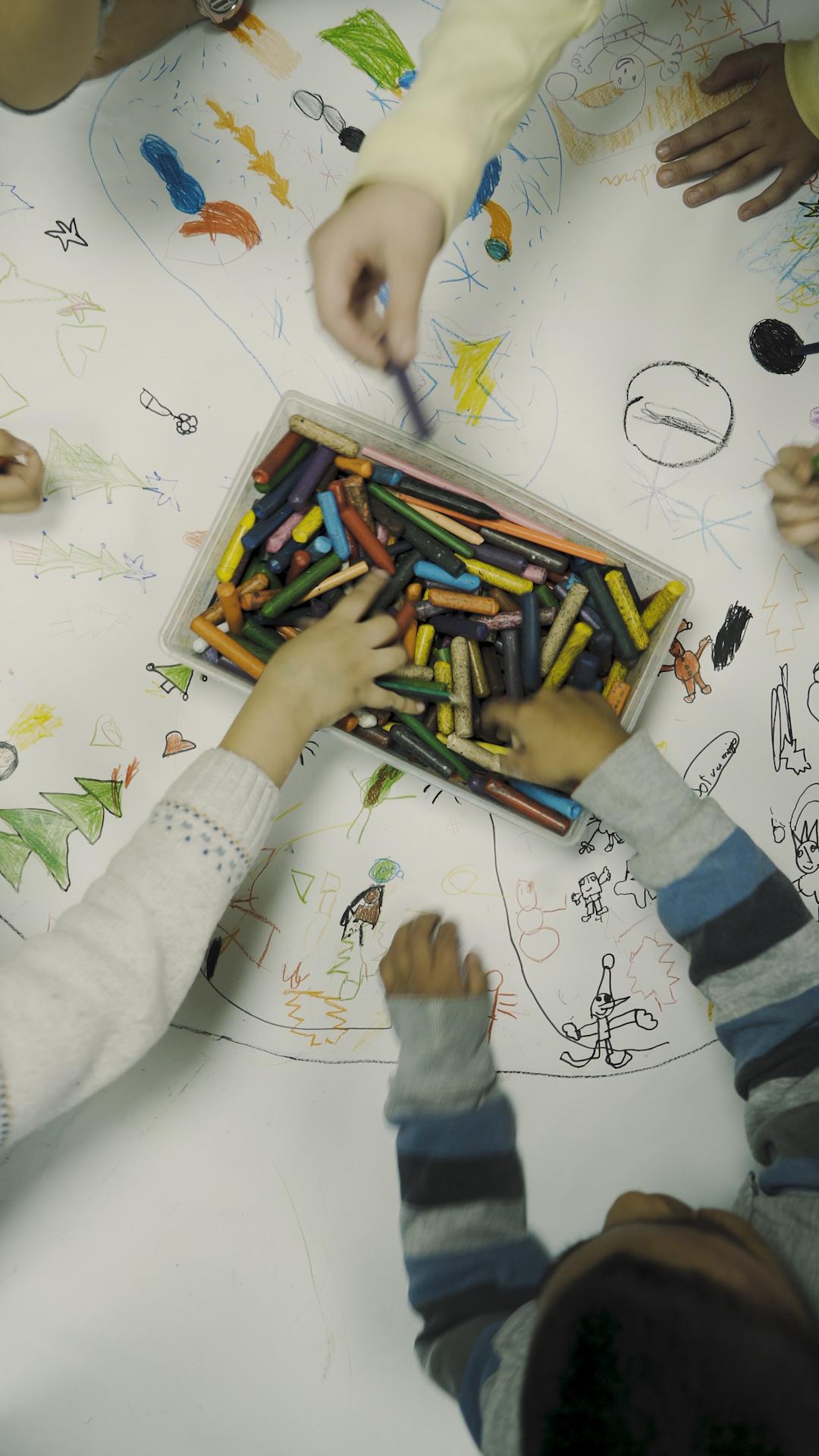 Nens en una escola de primària, per al projecte Alma de l'Obra Social 