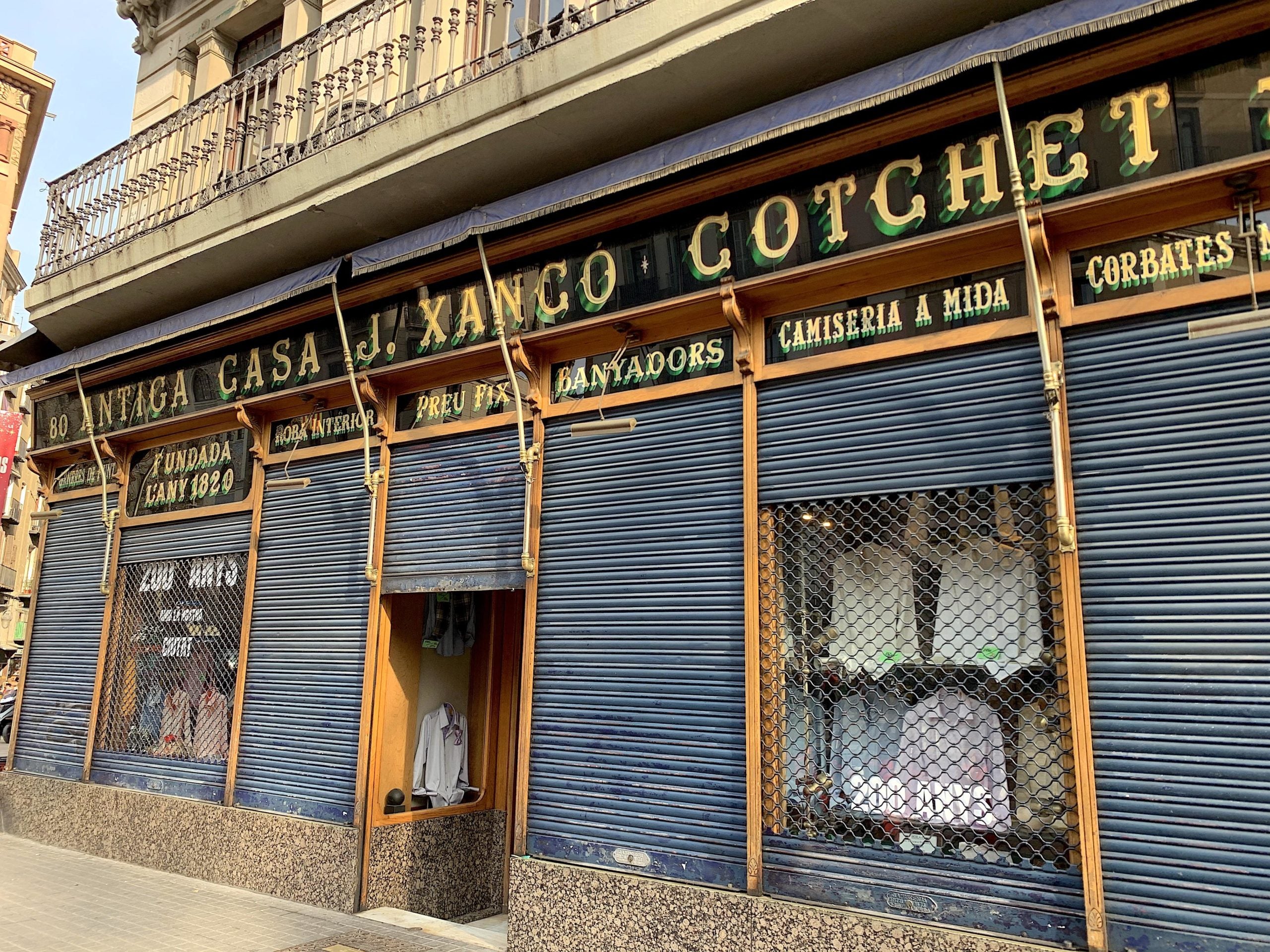La camiseria Xancó, amb la persiana mig abaixada i ja tancada al públic el 3 de gener, una imatge inèdita en plena campanya de Reis / S.B. La camiseria Xancó, amb la persiana mig abaixada i ja tancada al públic el 3 de gener, una imatge inèdita en plena campanya de Reis / S.B.