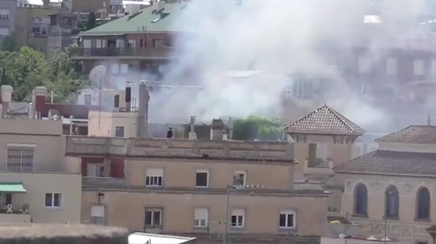 Fum causat per un incendi al carrer Balmes. Imatge d'un vídeo gravat per @ContinentalDet1