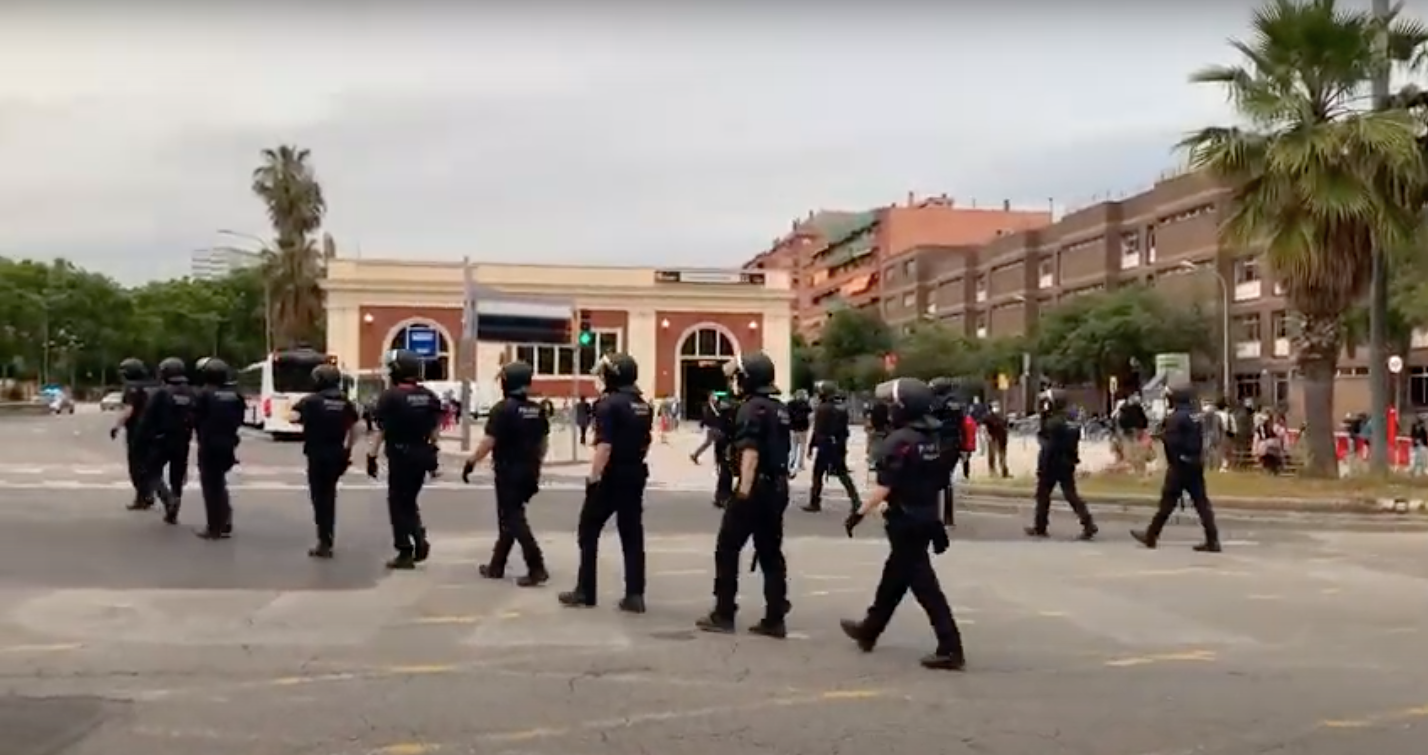 Antiavalots dels Mossos dispersant el tall de la Meridiana l'endemà de la sentència que condemna Jordi Arasa, cap de l'ARRO / S.B.