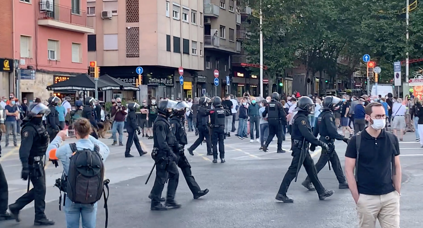 Antiavalots dels Mossos esbandint els manifestants de la Meridiana / S.B.