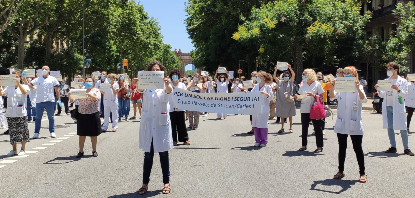 Sanitaris i veïns surten al carrer per protestar per la situació de l'atenció primària al Fort Pienc / @Nou_cap