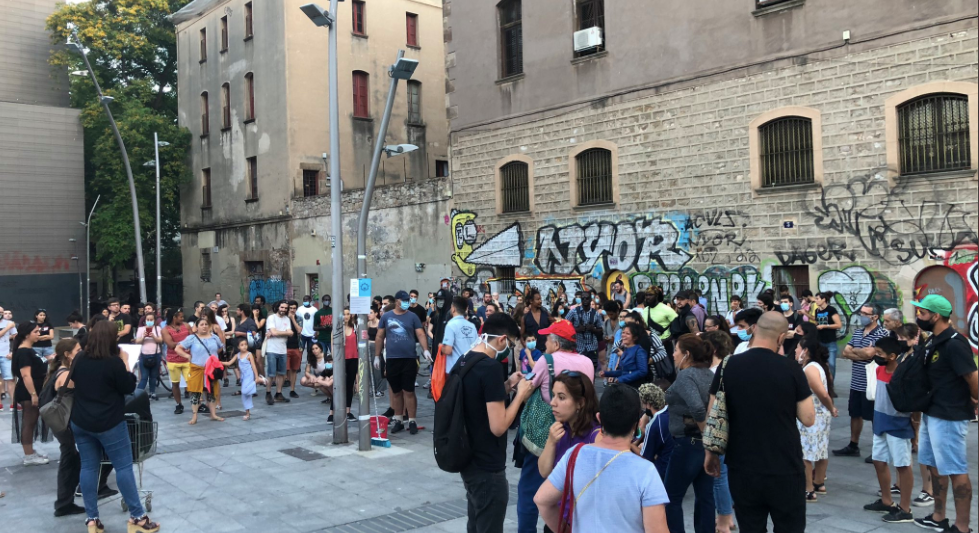 Desenes de persones concentrades al voltant de la nova ocupació a l'antiga Escola Massana / Sindicat d'Habitatge del Raval