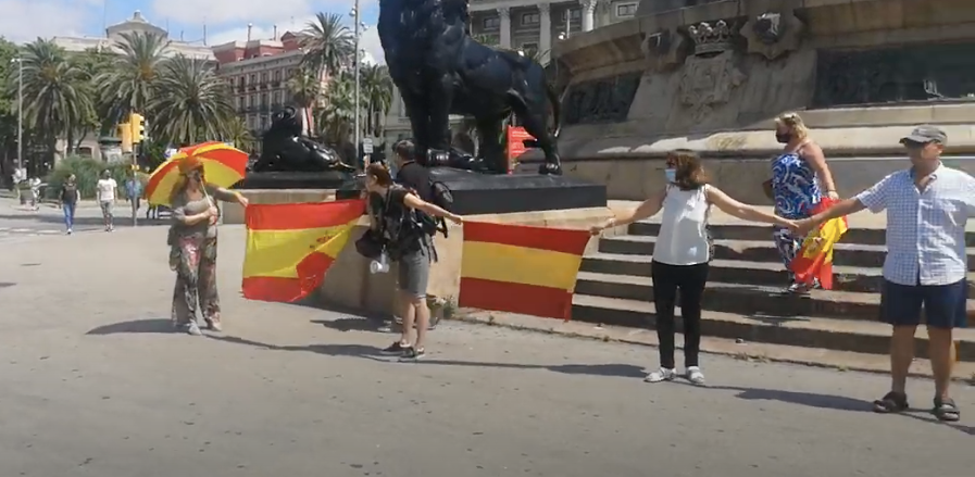 Captura del vídeo que mostra l'intent d'encerclar l'estatua de Colom / D.C.