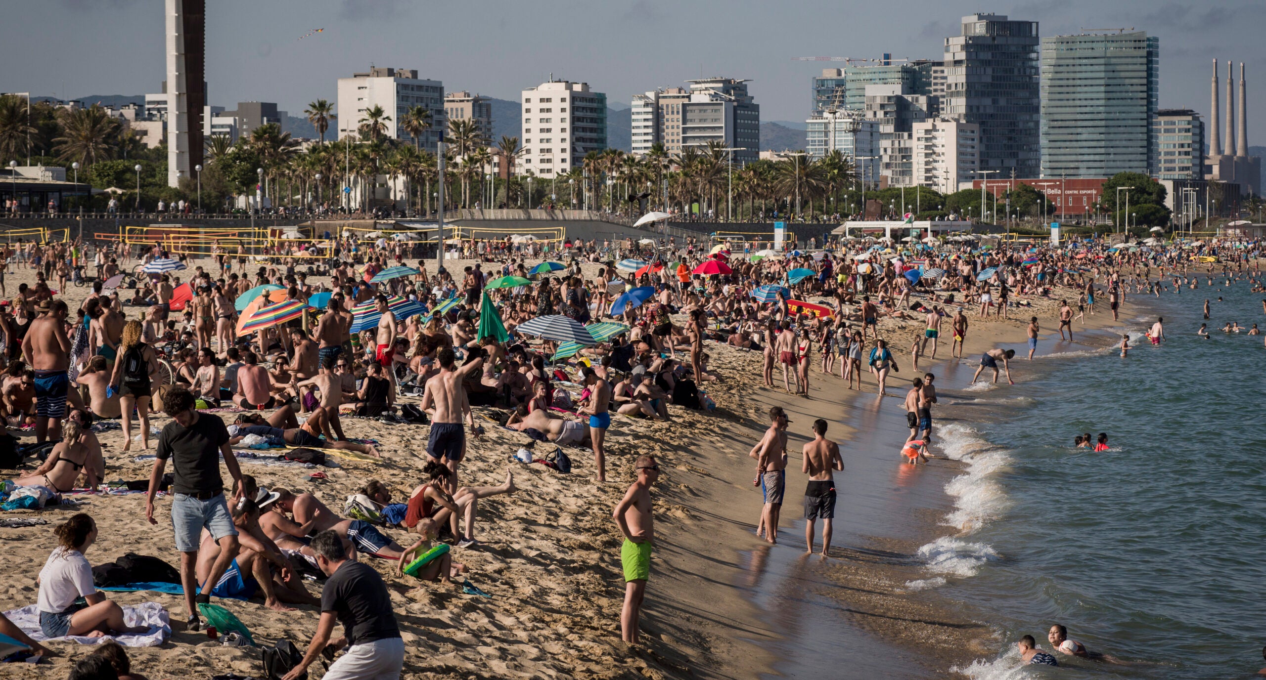 Imatge d'arxiu de platja de la Nova Icària aquest juny, amb nombrosos banyistes / Europa Press (Jordi Boixareu/ZUMA Wire)