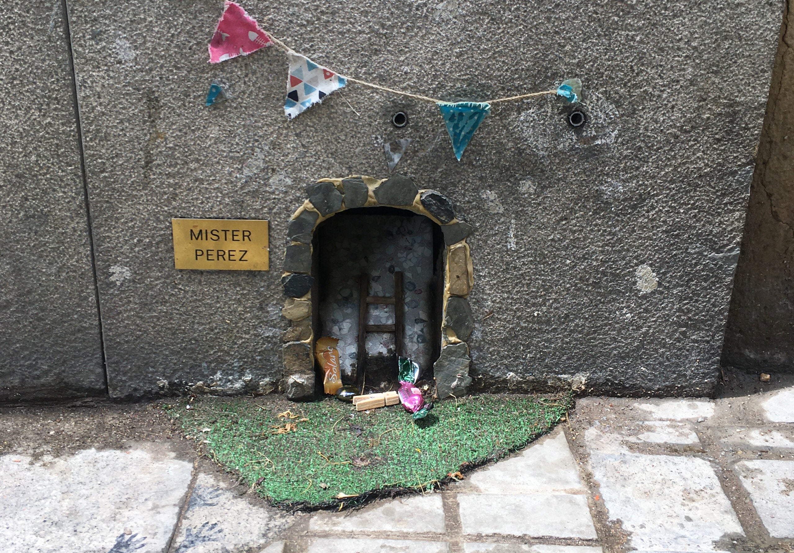 Caseta del Ratolí Pérez a la façana d'una botiga de joguines a Sant Andreu / Matere García