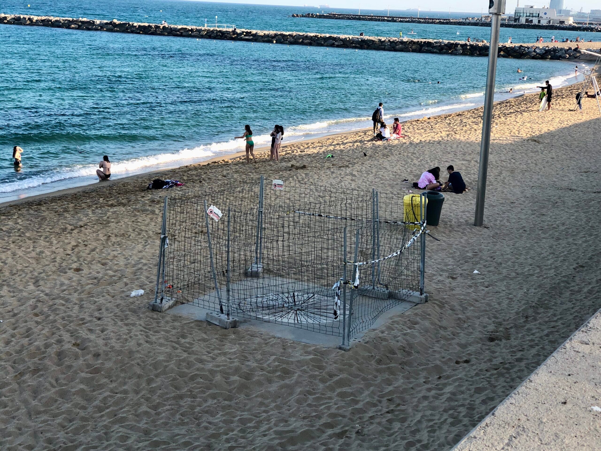 Espai tancat a la platja de Llevant, sense les dutxes pertinents / MDM