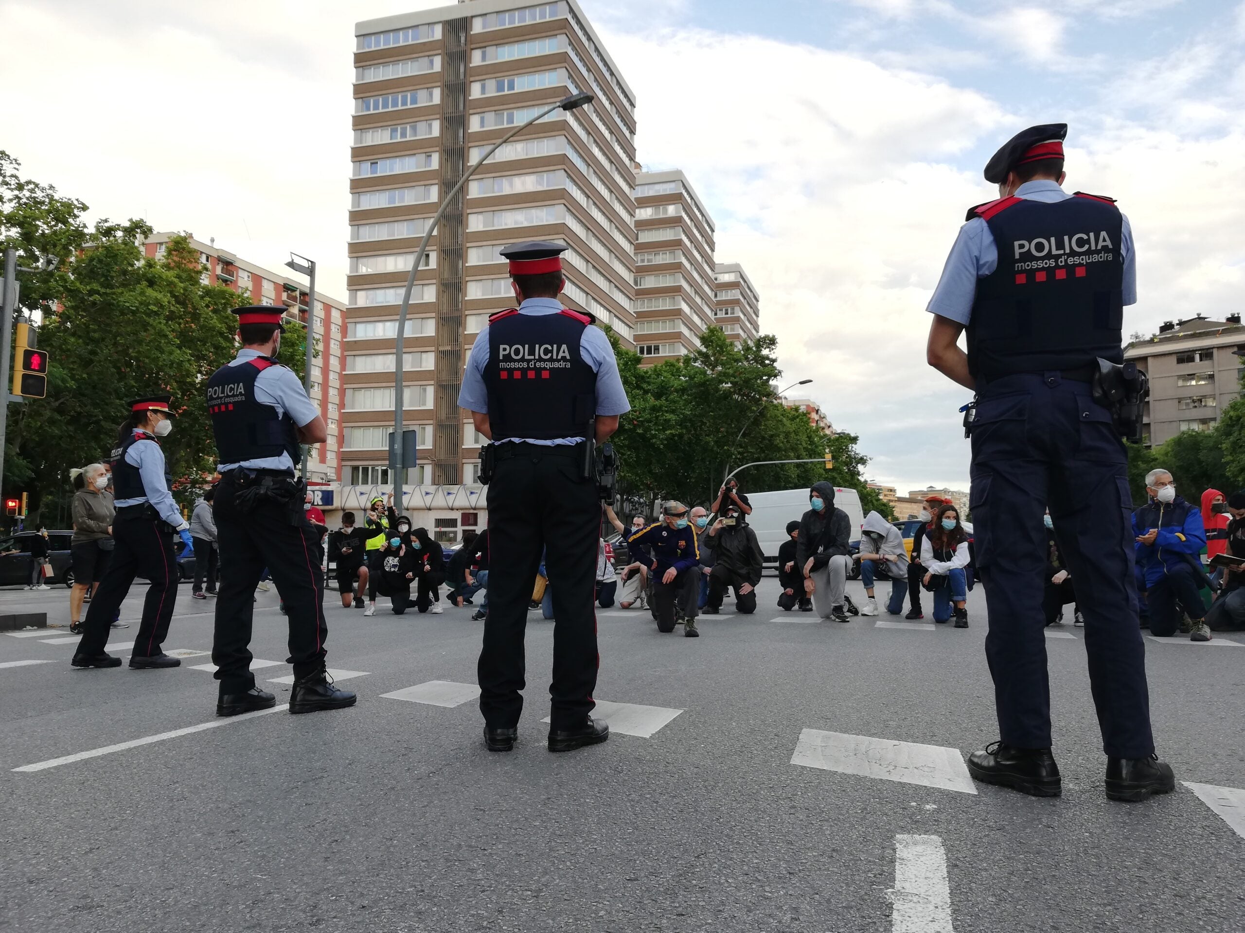 Agents dels Mossos d'Esquadra davant dels manifestants de Meridiana Resisteix / Adrià Lizanda