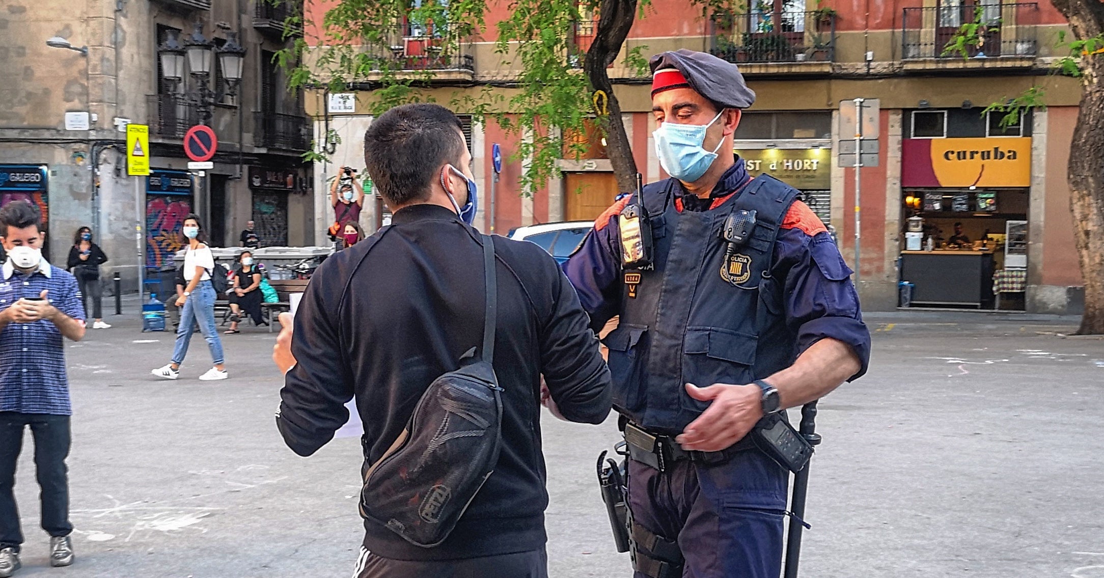 El mosso Jordi Arasa en una actuació a Gràcia, durant el confinament / D.C.