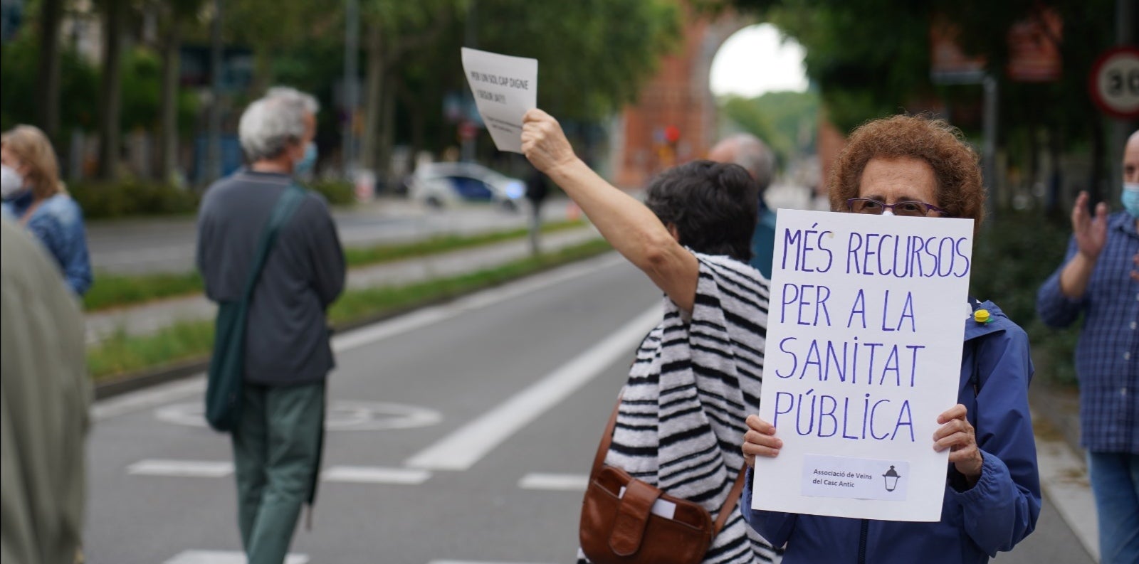 Veïna protestant pel CAP del seu barri al passeig de Sant Joan / @nou_cap