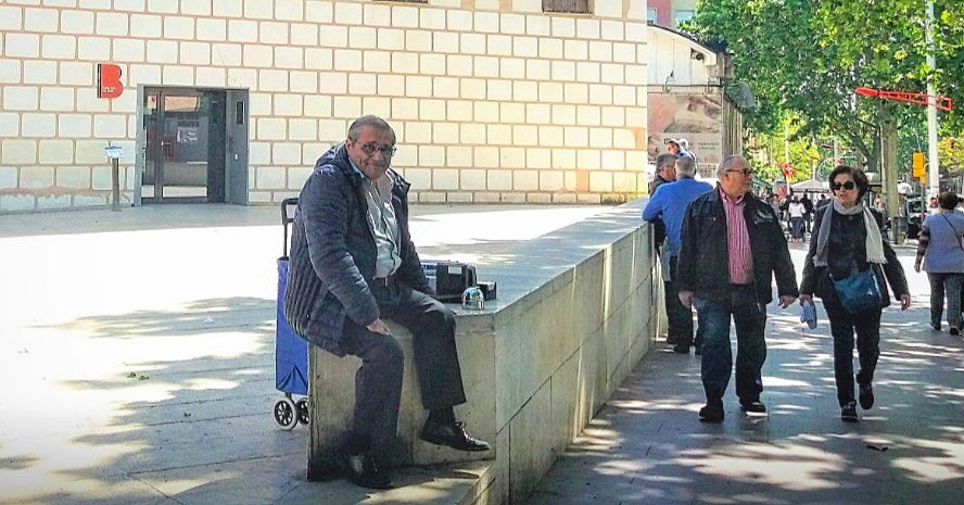 L'Antonio dels cassets al seu racó, davant de Can Basté / Cedida (Ángeles González)