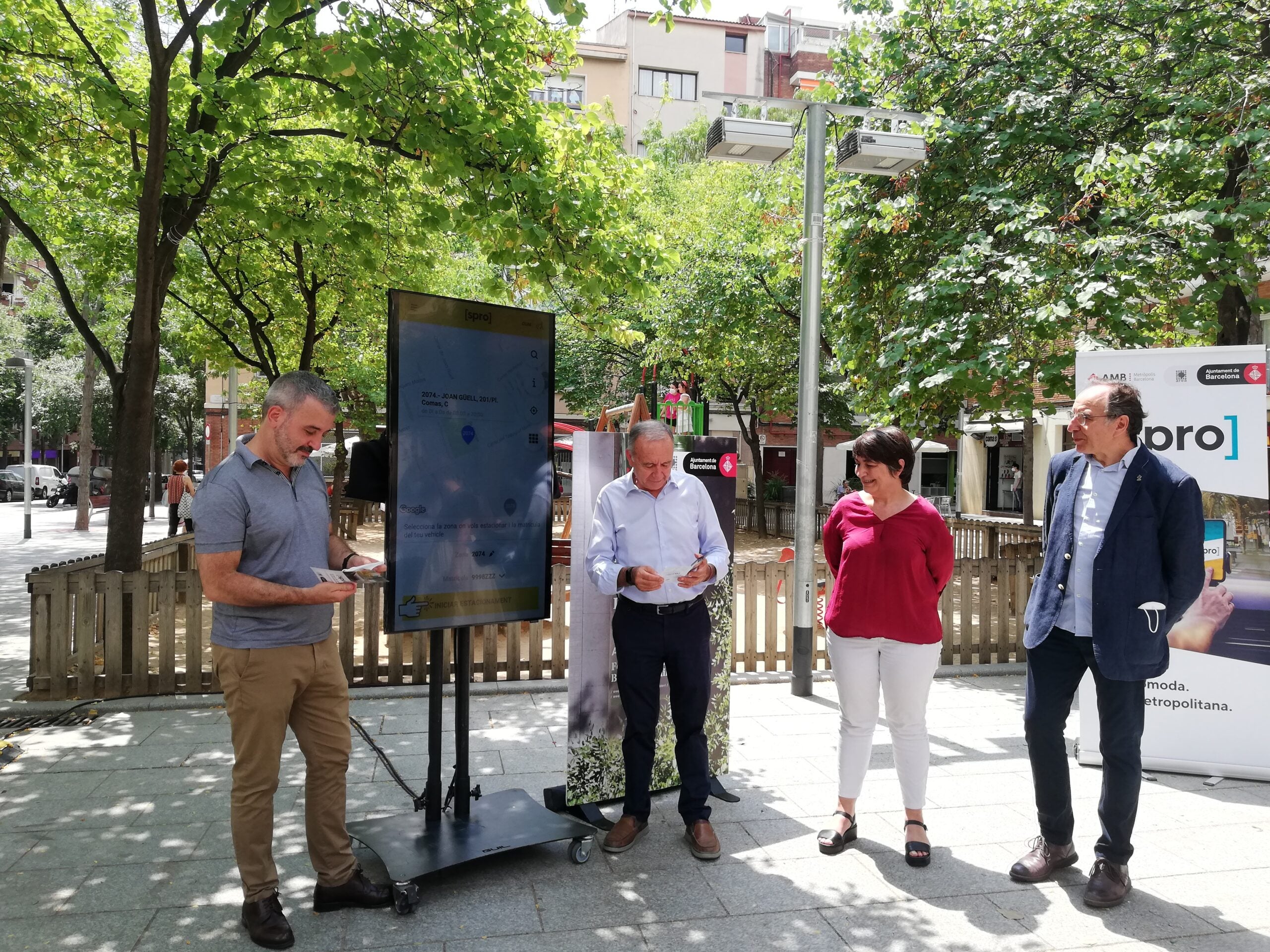 D'esquerra a dreta, Jaume Collboni, Antoni Poveda i Rosa Alarcón a la presentació de la nova app / Adrià Lizanda