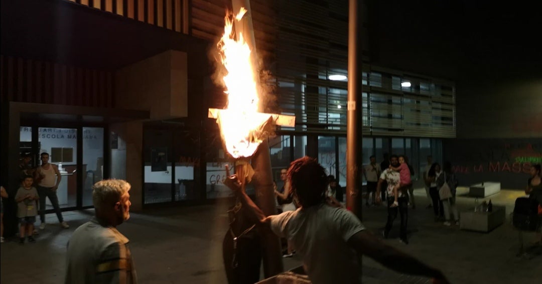 Cremen un ninot de policia durant la revetlla de Sant Joan / D.C: