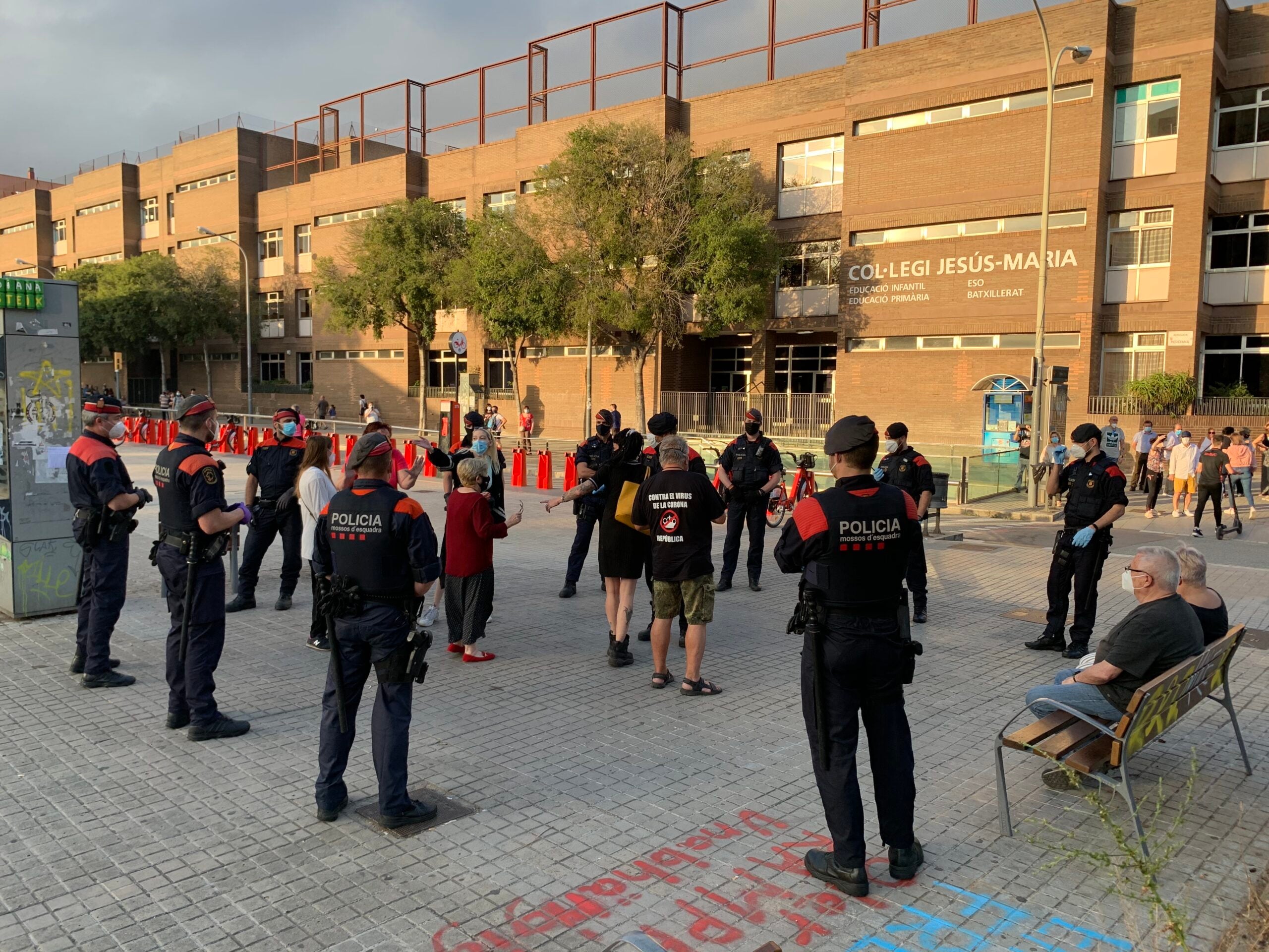 Agents antiavalots de l'ARRO de Barcelona, encapsulant manifestants a la Meridiana / S.B.