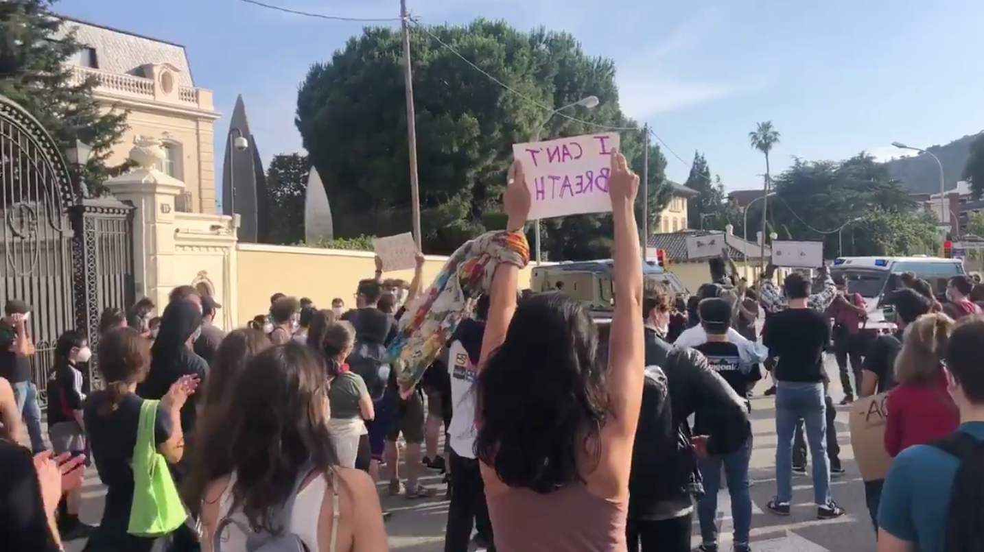 Protesta antiracista davant del consolat dels EEUU a Barcelona / @torrents_d