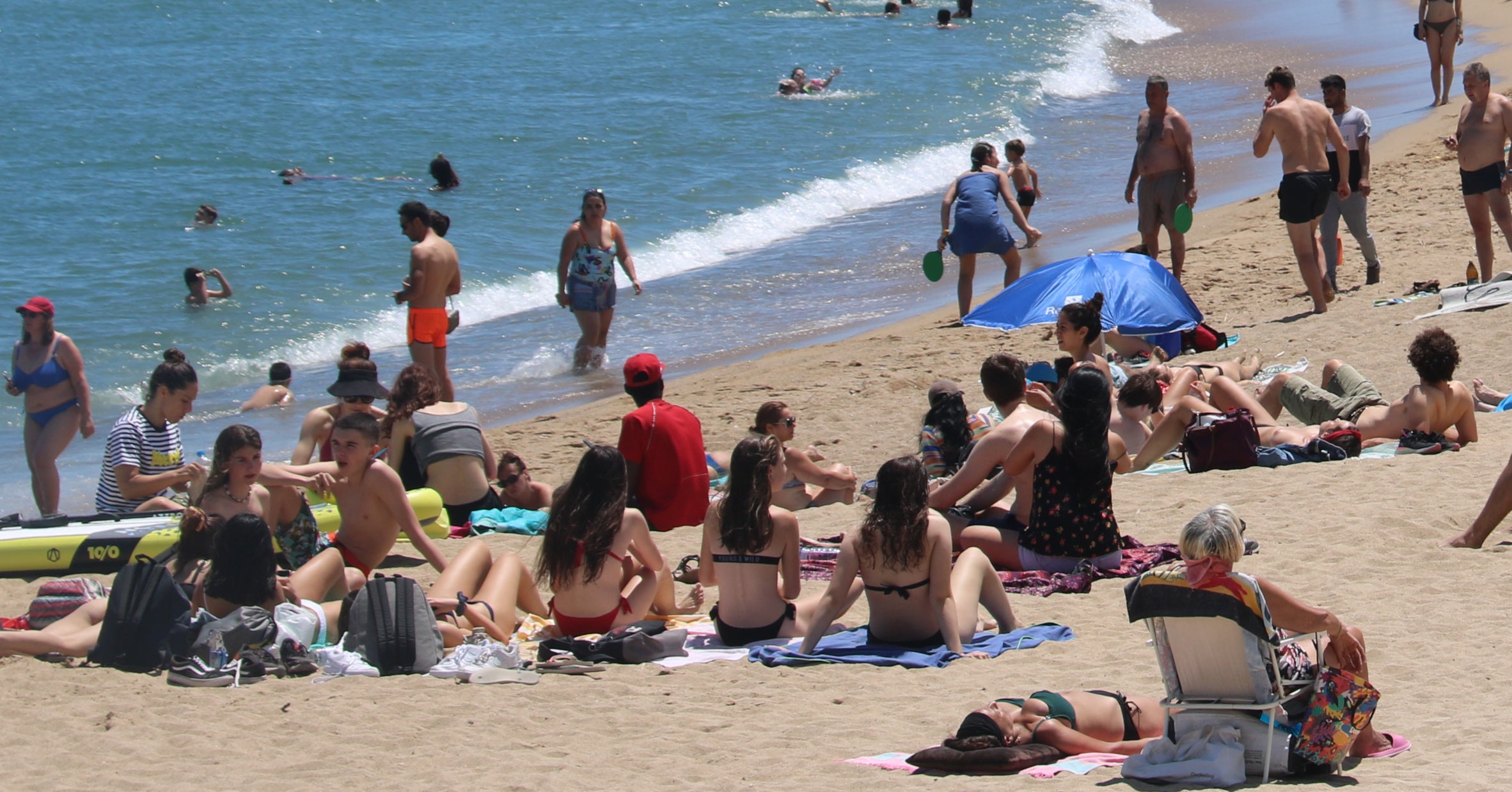 Banyistes a la platja de Barcelona, ahir / ACN