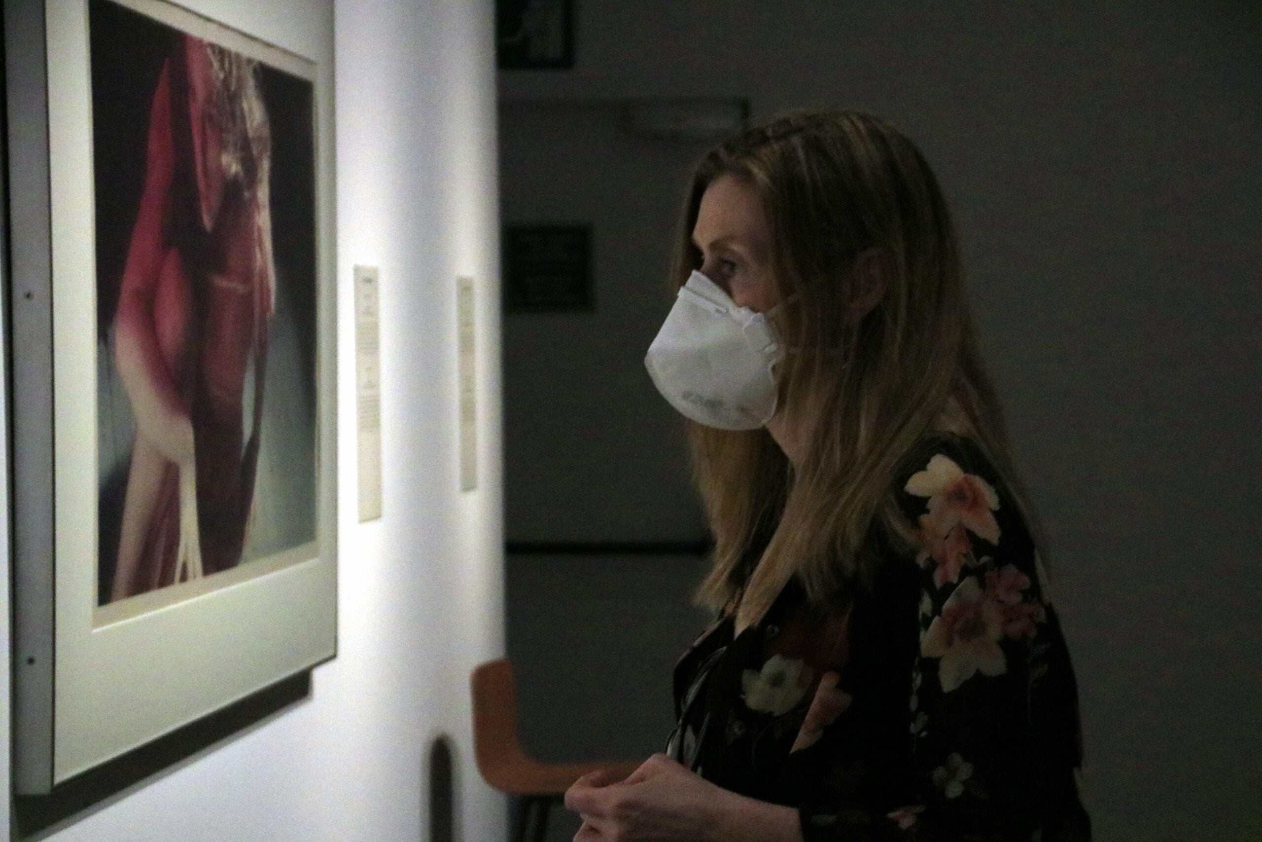 Una visitant al CaixaForum de Barcelona en el primer dia de reobertura després del tancament pel coronavirus / ACN - Laura Fíguls