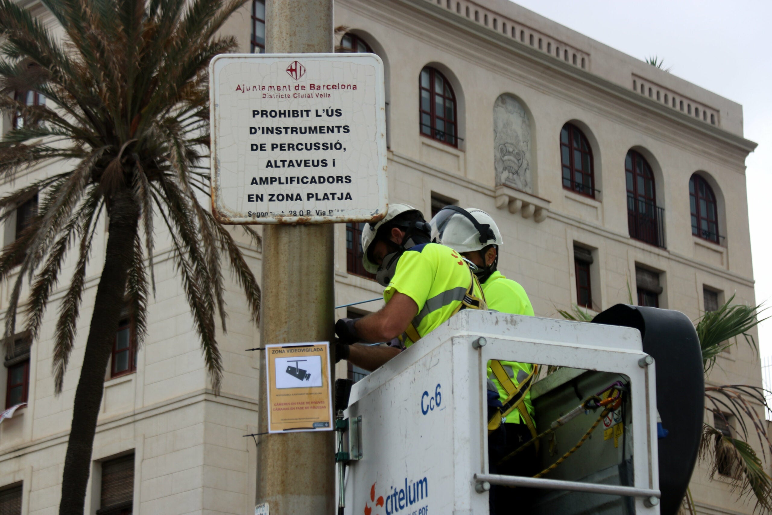 Comença la instal·lació de 18 càmeres per controlar l'aforament de les platges de Barcelona / ACN