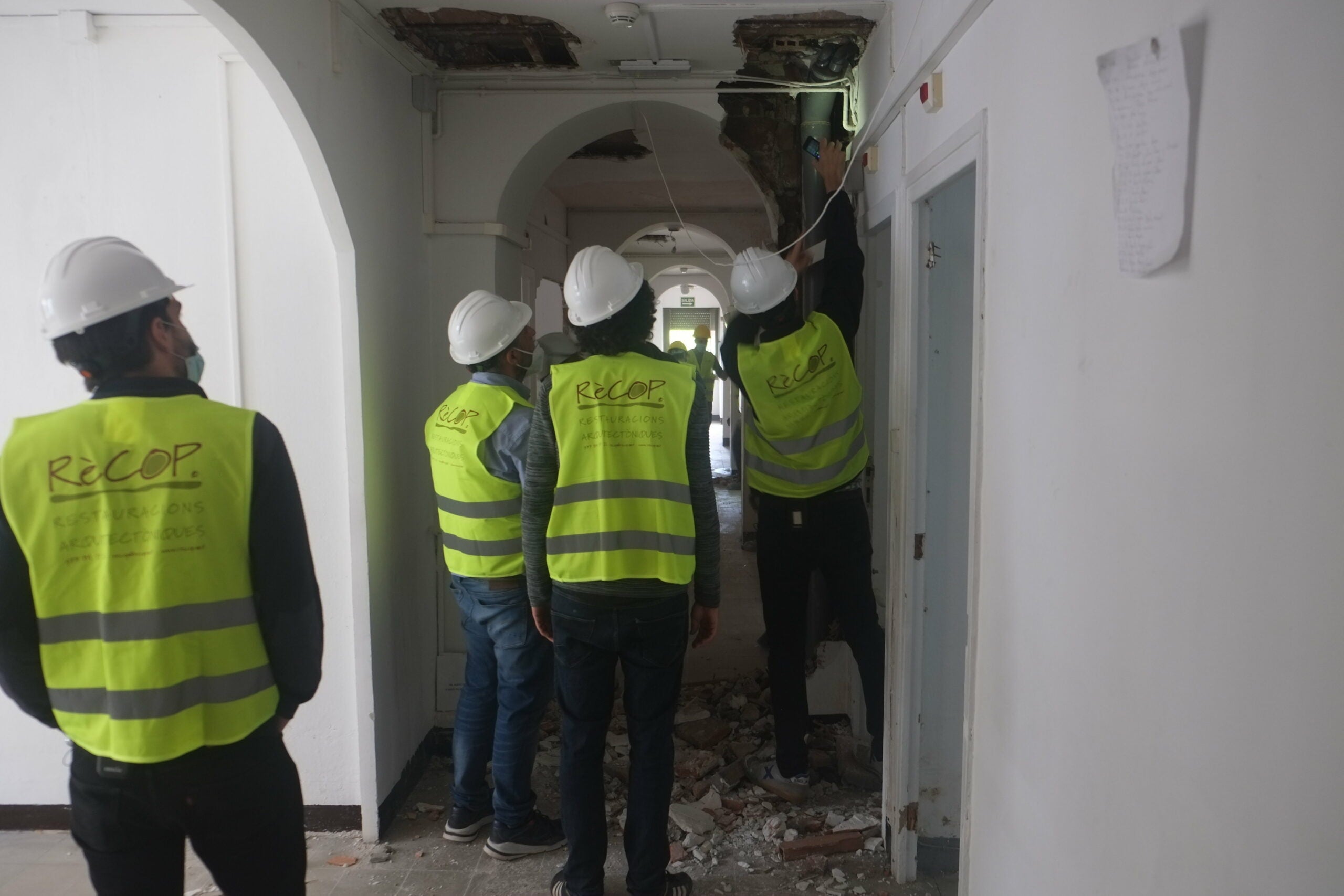 Operaris treballant en les obres a la Casa Bloc del districte de Sant Andreu de Barcelona / ACN