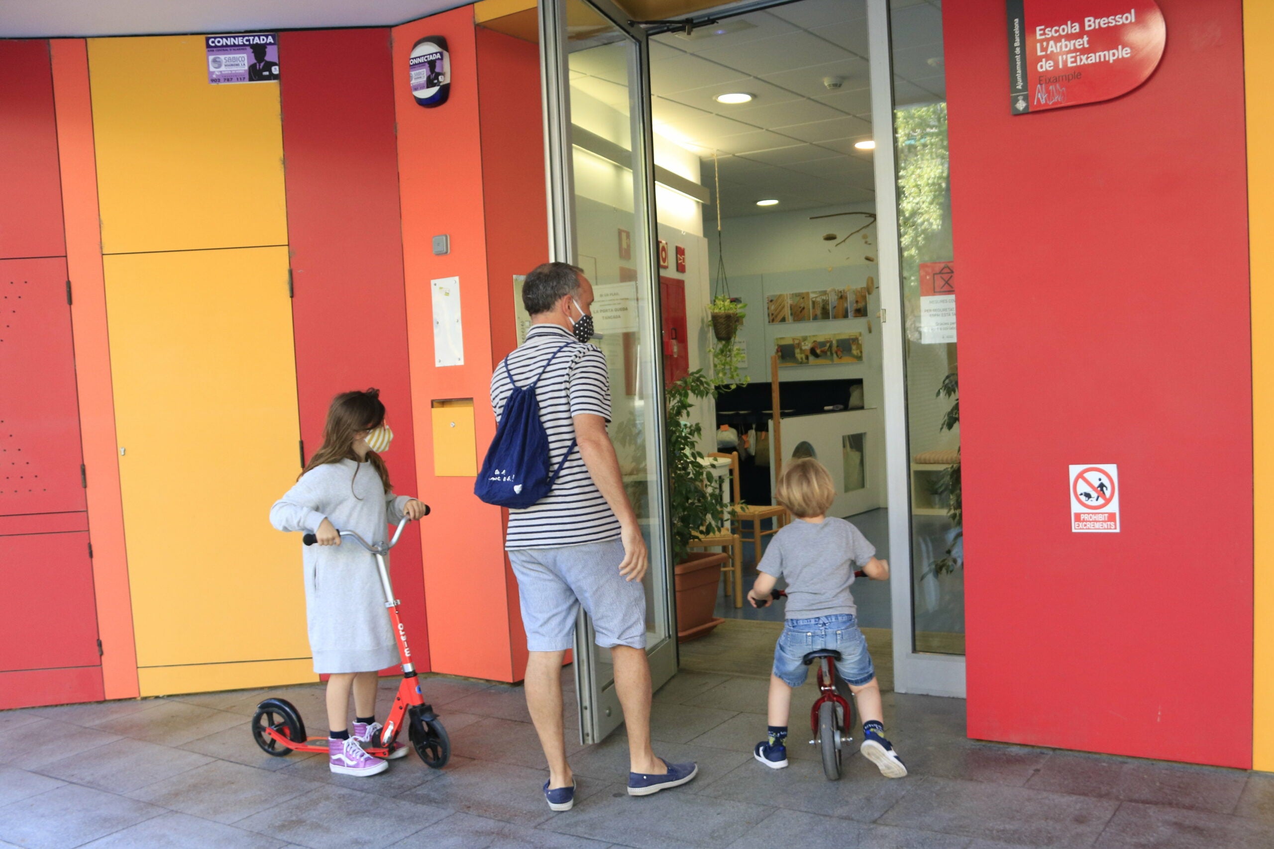 Infants acompanyats arriben a l'escola bressol L'Arbret de l'Eixample, a Barcelona, el primer dia de reobertura de les llars municipals | ACN