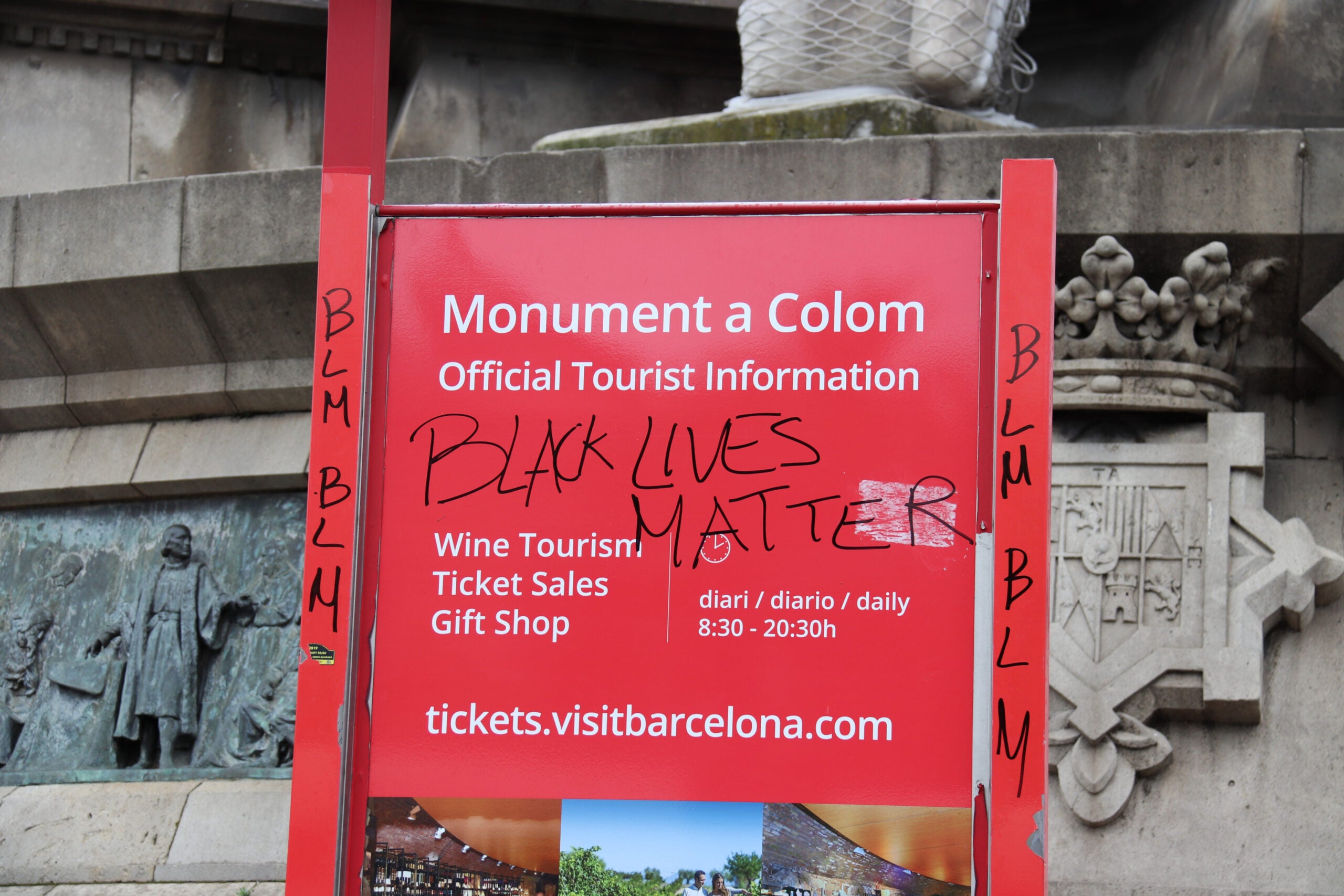 Un cartell del monument a Colom de Barcelona amb una pintada amb el lema de Black Lives Matter / ACN